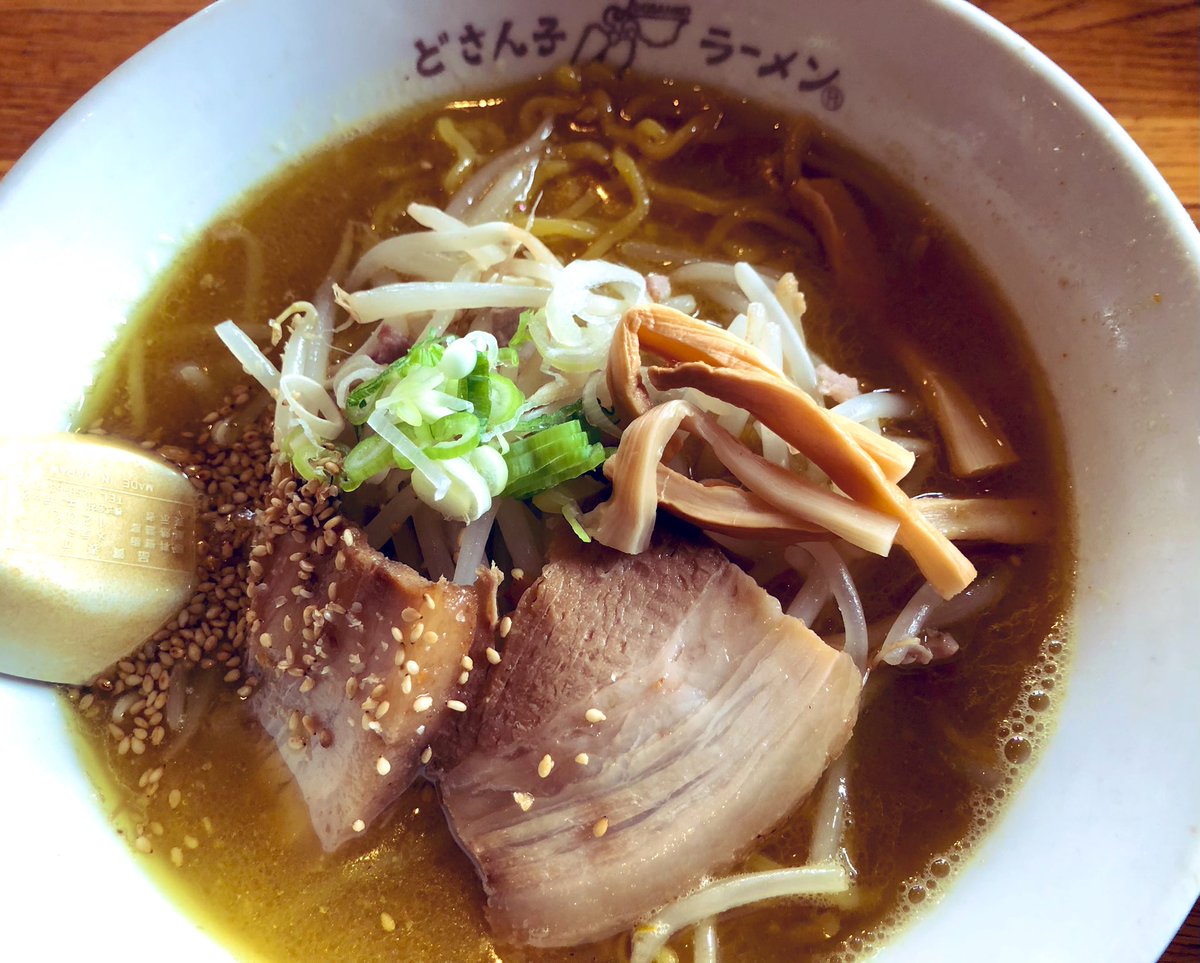 『 札幌ラーメンどさん子　角山店』
カレー味ラーメン

お久しぶりでした♪よく通るけどなかなか来れず🚗冷房ついてなかったから冷やしラーメンと迷ったけど…やっぱコレ😋 ほんのりサラサラ優しいお味のカレー味🍜丼とレンゲの変色具合に宿る老舗感😅美味しかった😋
