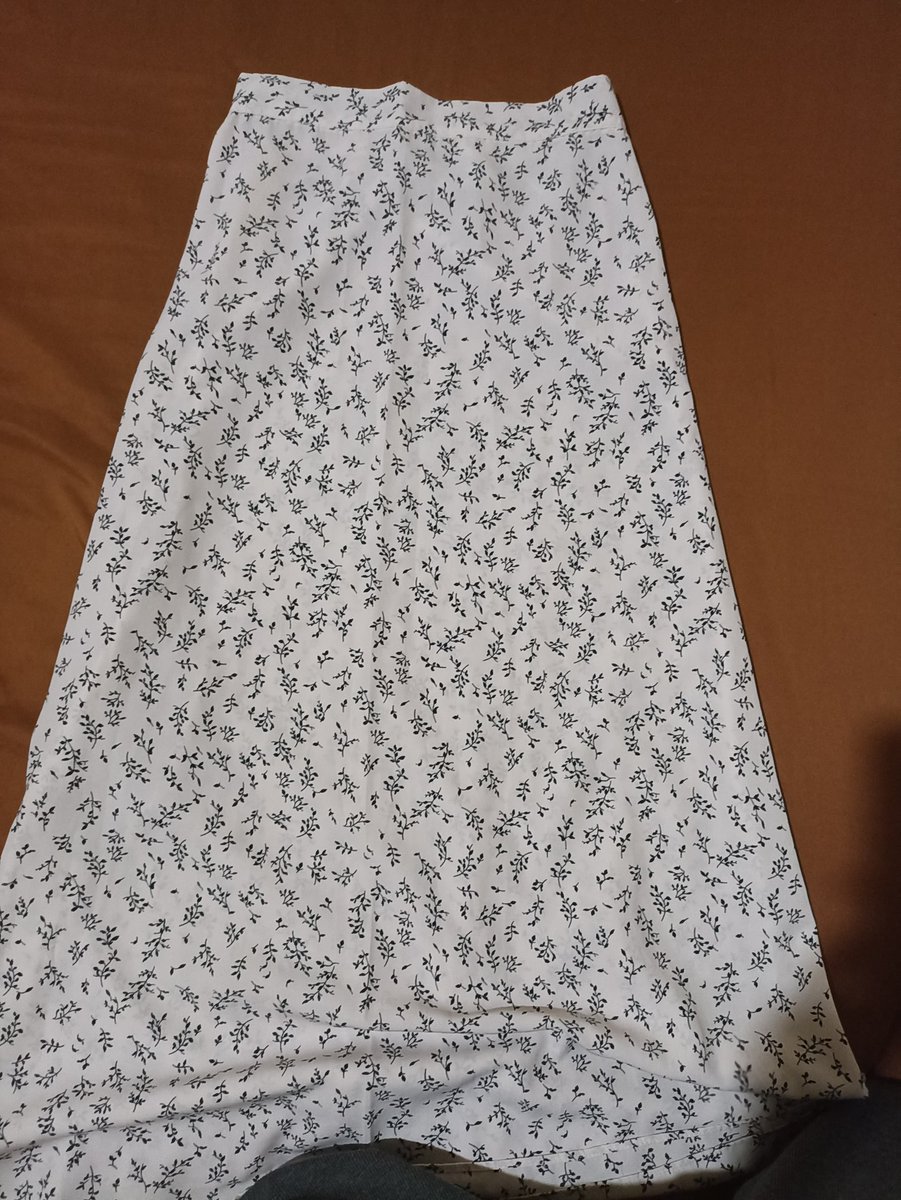 ngbddr's tweet image. #prelovedrok #prelovedhoodie #zonauang️ 
rok jeans ivory size 27
rok bunga panjang size s/m
hoodie hitam size M