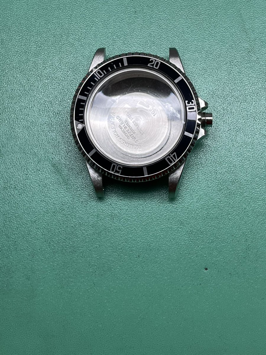 ROLEX  1665

中身は洗浄中です

ケースがびっくりするぐらいエッジ立ってる
