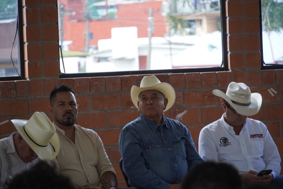 En mi tierra📍 Xicotepec, realizamos el 5to Foro Regional para la nueva "Ley de Fomento, Sanidad y Desarrollo Pecuario del estado de Puebla". 🐄📜

🙌 Agradezco a todos los que participaron con propuestas, a los distintos órdenes de gobierno y diputados🐑🐂🐖🐓