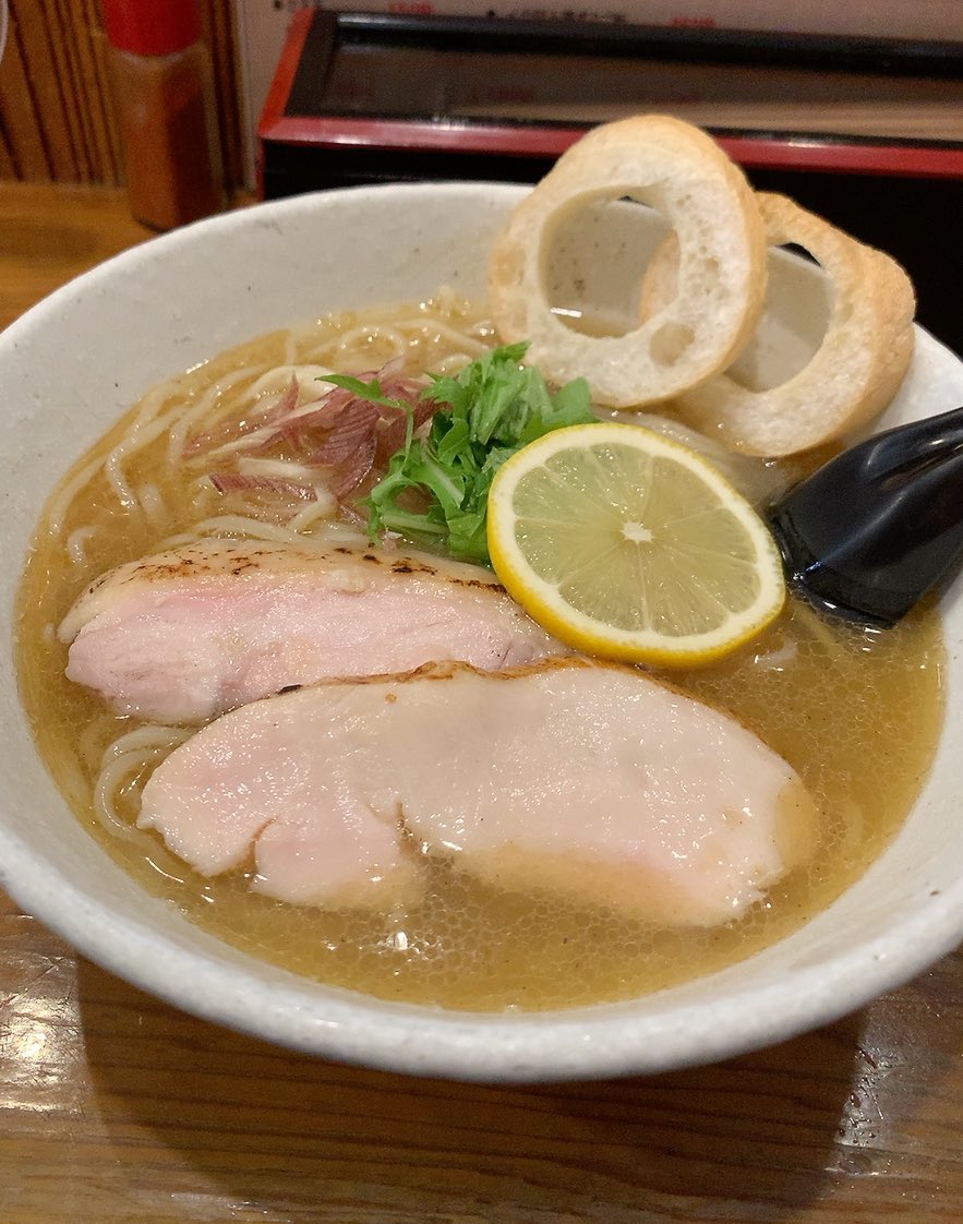 らーめん専門 和海(兵庫/武庫川)さんで「鶏塩」と「冷やしゆず塩らーめん」を戴きました♪
久しぶりの和海さん✨️✨優しさの中にしっかりとした旨味の層👍🏻✨旨~~~っ💝旨~~~っ😍旨~~~っ😻堪らんね🐱💕