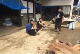 BrainzArk's tweet photo. 2014.08.20

初めて自分で調べる事を学んだ
初めて自分で一歩踏み出す事を学んだ

非現実の様に感じたあの場所は
誰かの想い出が溢れる場所だと気付いた

何が出来るだろうかと悩んだ日
自分の情けなさに気付いた日

泥だらけの 爺ちゃんが
ありがとうと言う姿を見て泣いた日 https://t.co/ljwkWHGTub