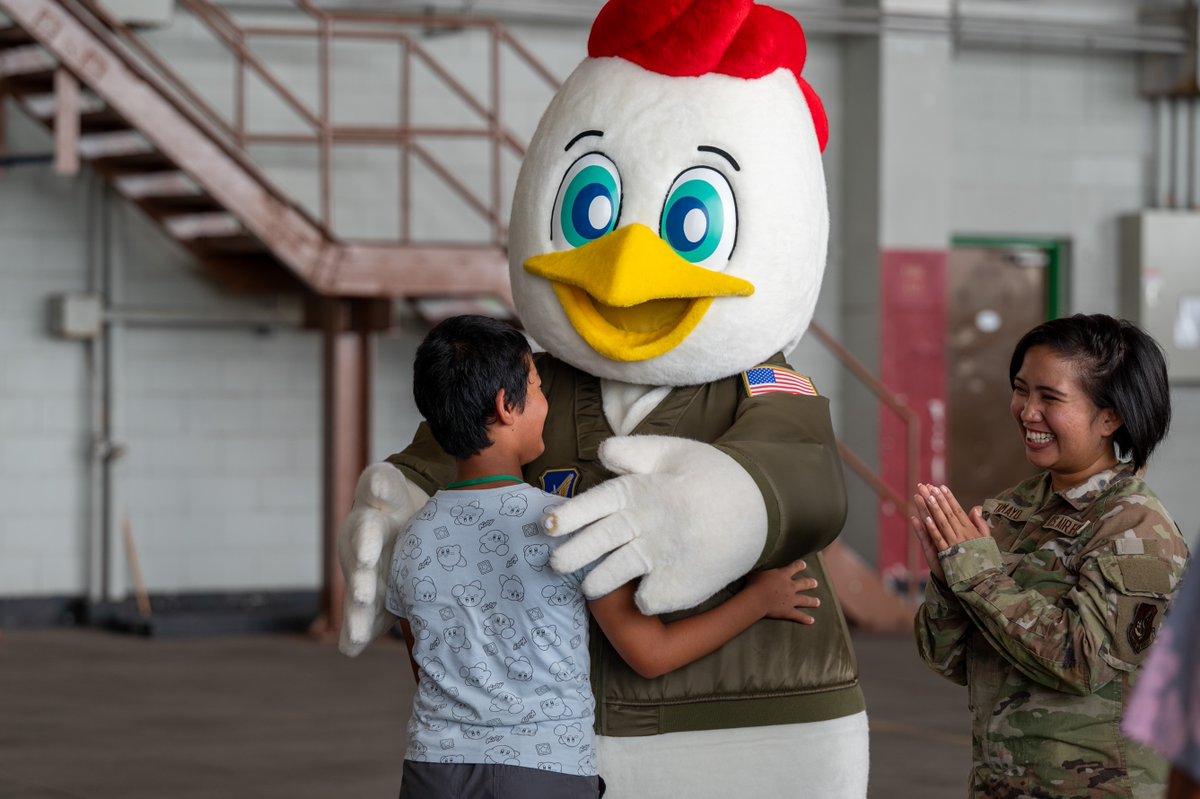 在沖米空軍嘉手納基地 (@kadenaairbase_j) on Twitter photo 先日、チームカデナは長野県阿智村の生徒たちを対象に #嘉手納基地 でツアーを開催しました。このツアーでは、ピースガーデン(降伏調印の地)という日米間の和解と相互理解を促進するための記念碑や、戦闘捜索救助活動などで重要な役割を持つHH-60WジョリーグリーンⅡヘリコプターを見学しました。 先日、チームカデナは長野県阿智村の生徒たちを対象に #嘉手納基地 でツアーを開催しました。このツアーでは、ピースガーデン(降伏調印の地)という日米間の和解と相互理解を促進するための記念碑や、戦闘捜索救助活動などで重要な役割を持つHH-60WジョリーグリーンⅡヘリコプターを見学しました。