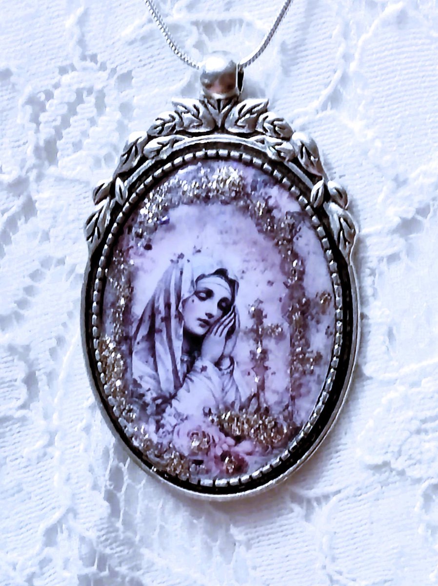 Collier la Vierge Marie en prières entourée de roses, cadeau catholique Notre Dame en rose pastel avec une croix etsy.me/3HJJuTJ via <a href="/Etsy/">Etsy</a> 
frenchjewelryvintage.etsy.com/listing/429678…
