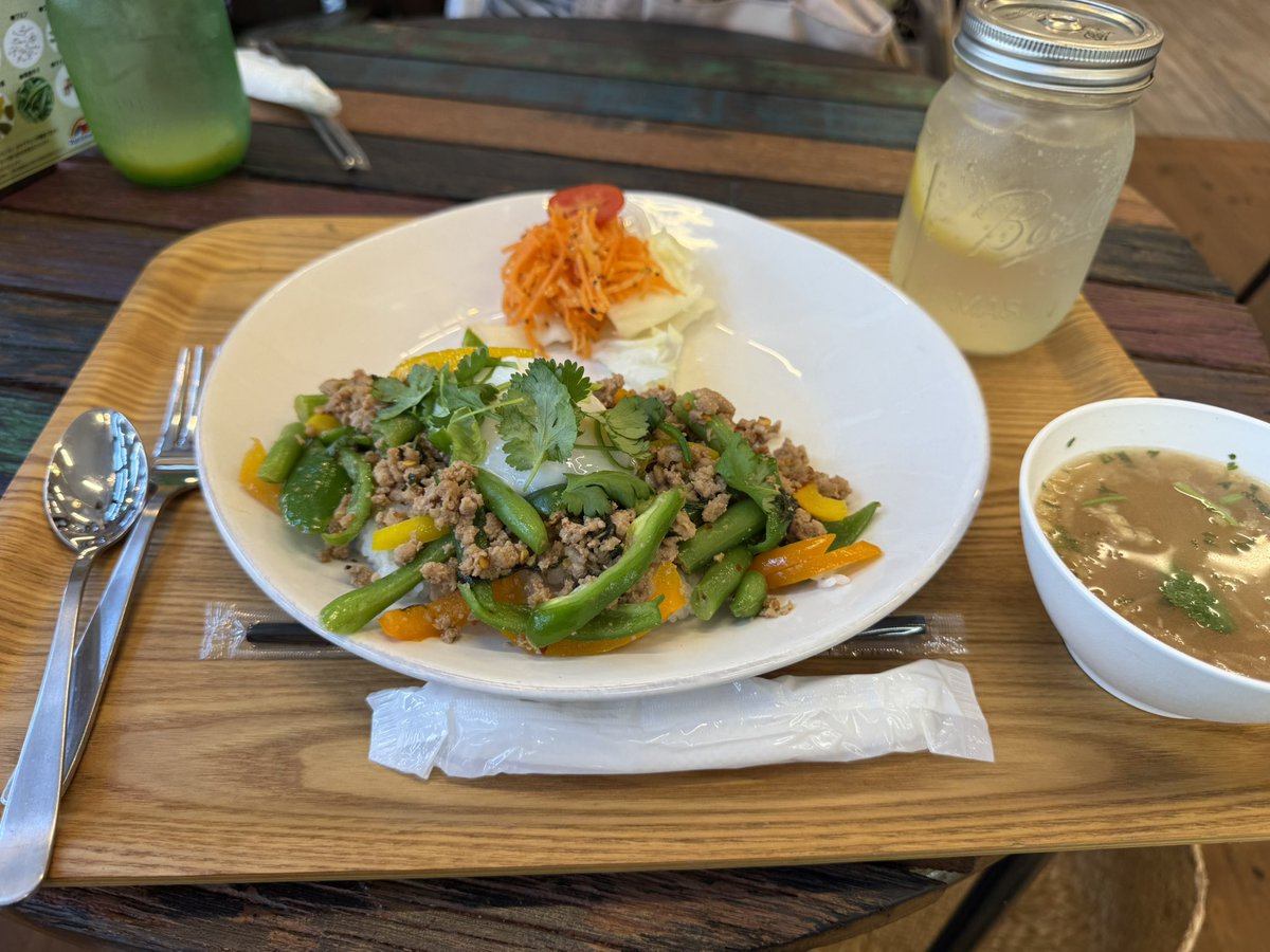 ベイパークのRainbow cafeでガパオライスとレモンソーダ。暑い日に合いますね。