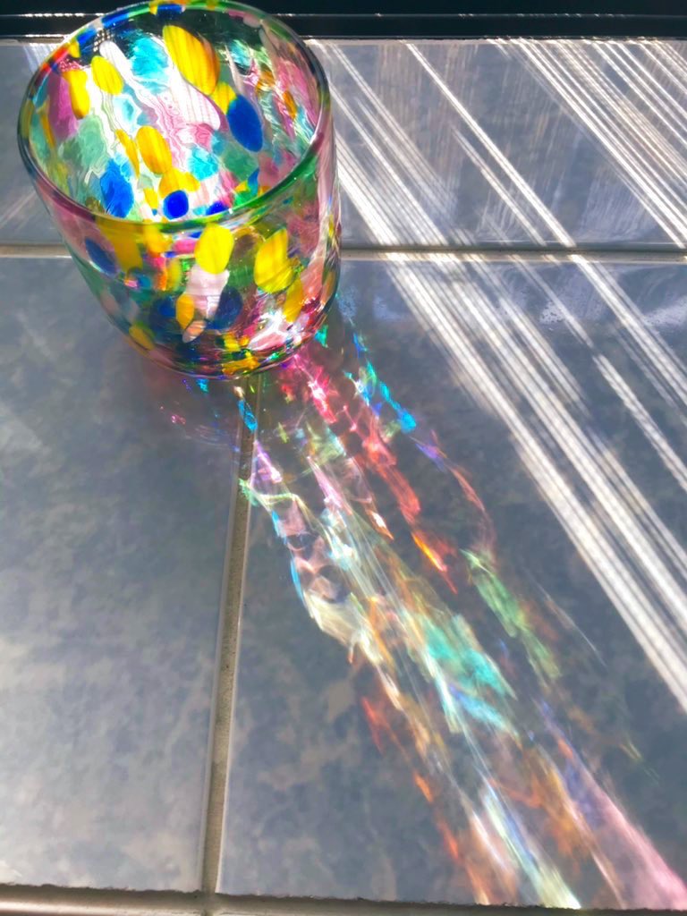 動物や他の生き物の

自然の中で違うもの同士が共存し合い生きる姿を見て

人の心を和ませ愛や感動をあたえるように

すべてが同じ源の同じ一滴

誰もが心奥底でそうありたいと願うから心に響くのではないでしょうか

いろんな色で描くからこそ色鮮やかな未来が描かれてくように

誰もが美しい色をもつ