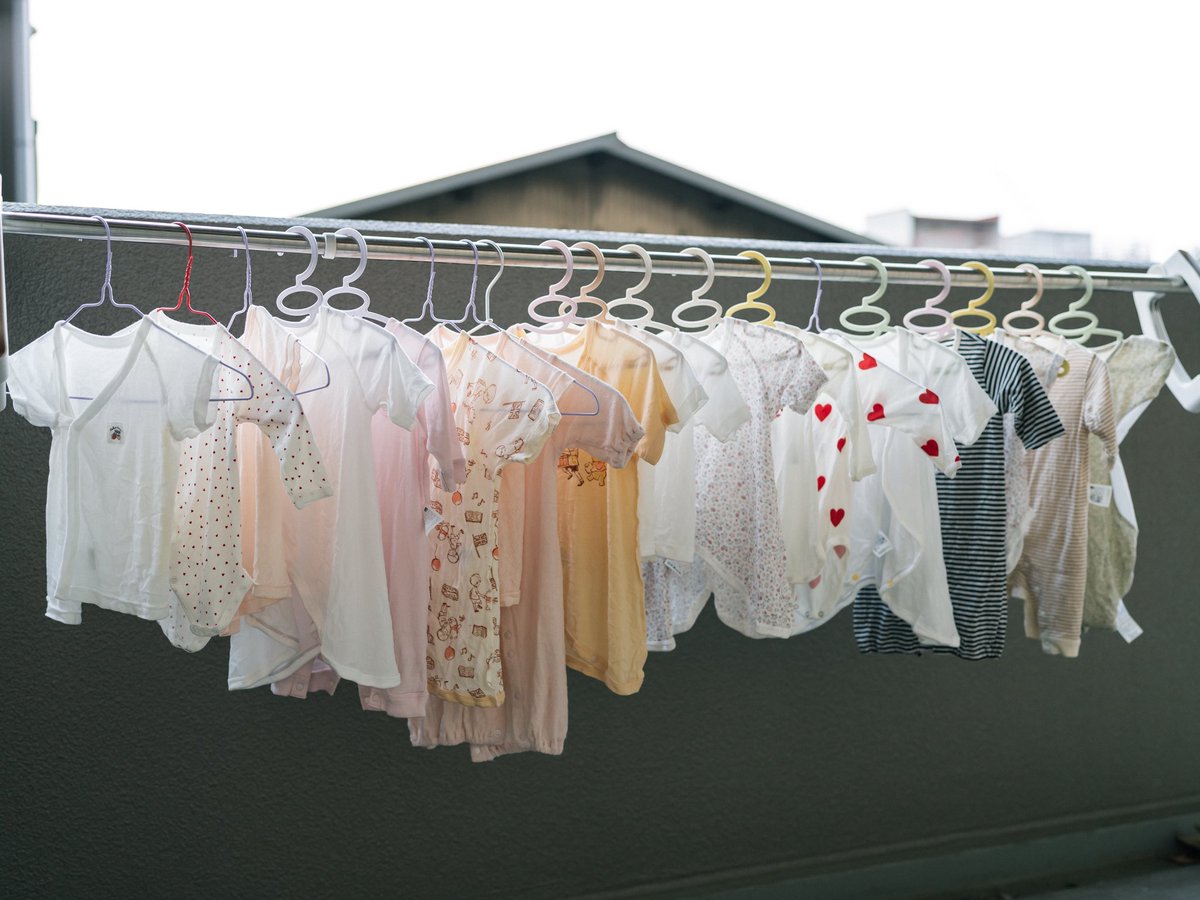 水通しをした。世界一幸せな洗濯と言われているらしい。

「服はちっちゃくて可愛いけど、このサイズの子が自分から生まれて来ると思ったら怖いわ」
「お腹の中の子はまだこのサイズには行ってないもん。これ着れるサイズで生まれて来るってやばない？」
母は強し。