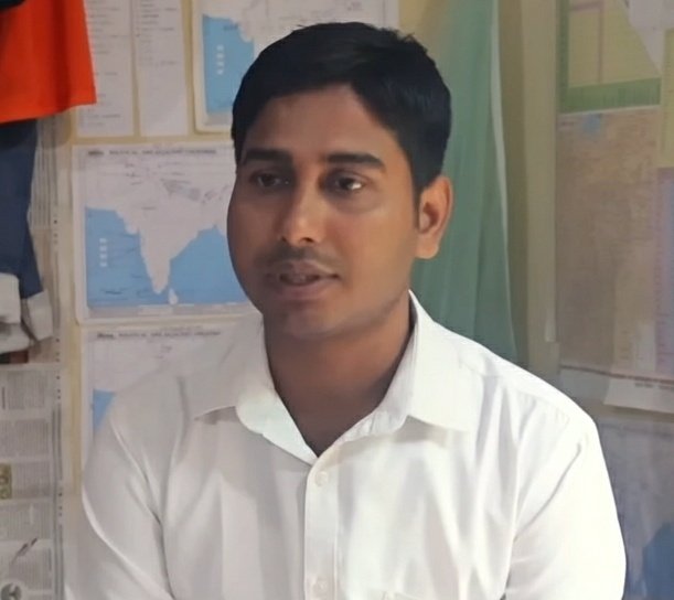 झारखंड के सूरज यादव डिलीवरी बॉय से डिप्टी कलेक्टर बन गए. JPSC परीक्षा पास कर सूरज यादव ने यह मुकाम हासिल किया है.

2017 में सूरज यादव का विवाह हुआ. पत्नी से कहा कमाने जाऊं या पढ़ने जाऊं. JPSC पास करने के लिए मैं पढ़ना चाहता हूँ.

घर की माली हालत अच्छी नही थी. फिर भी पत्नी ने