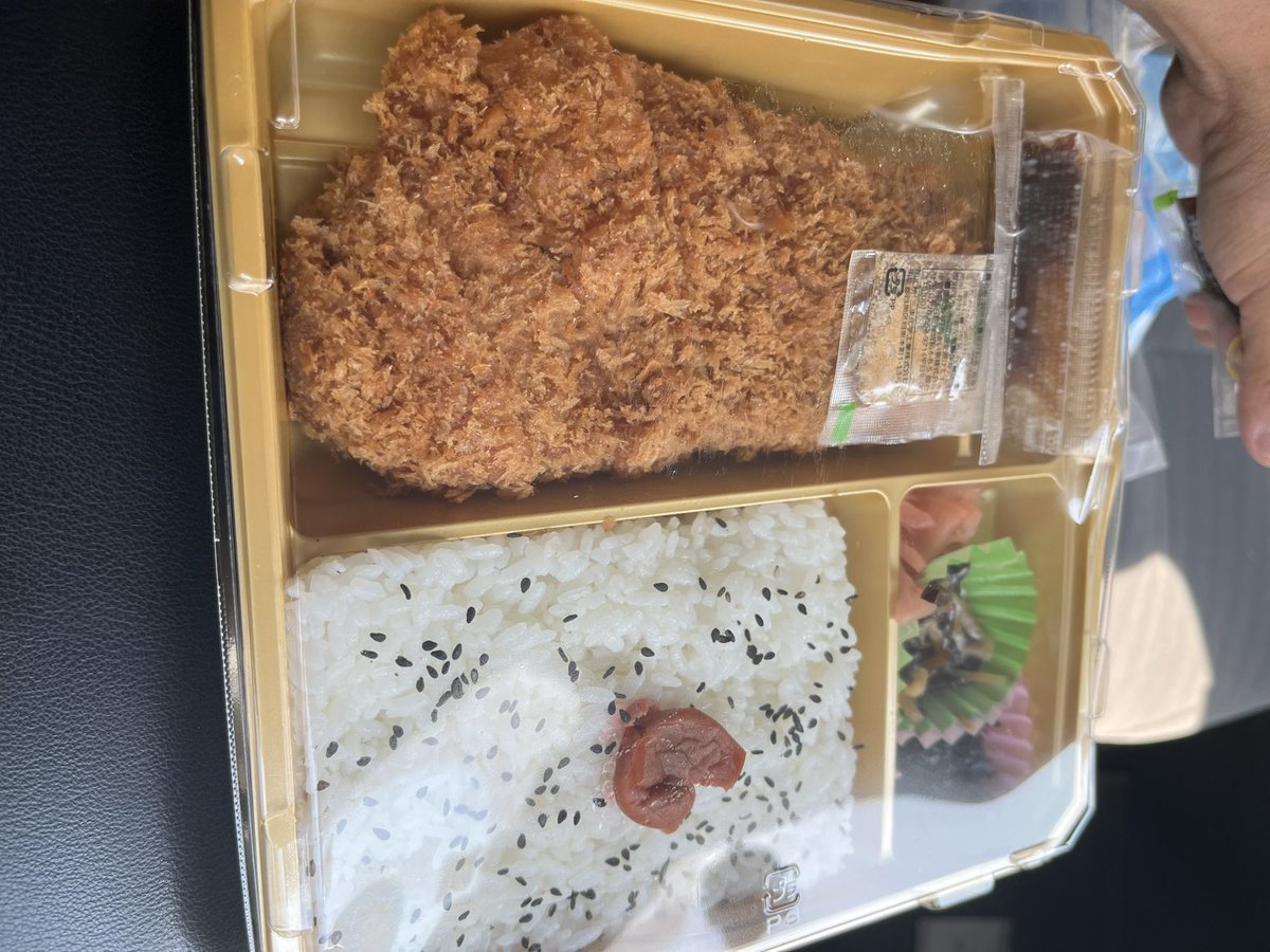 お昼ご飯が配給されました