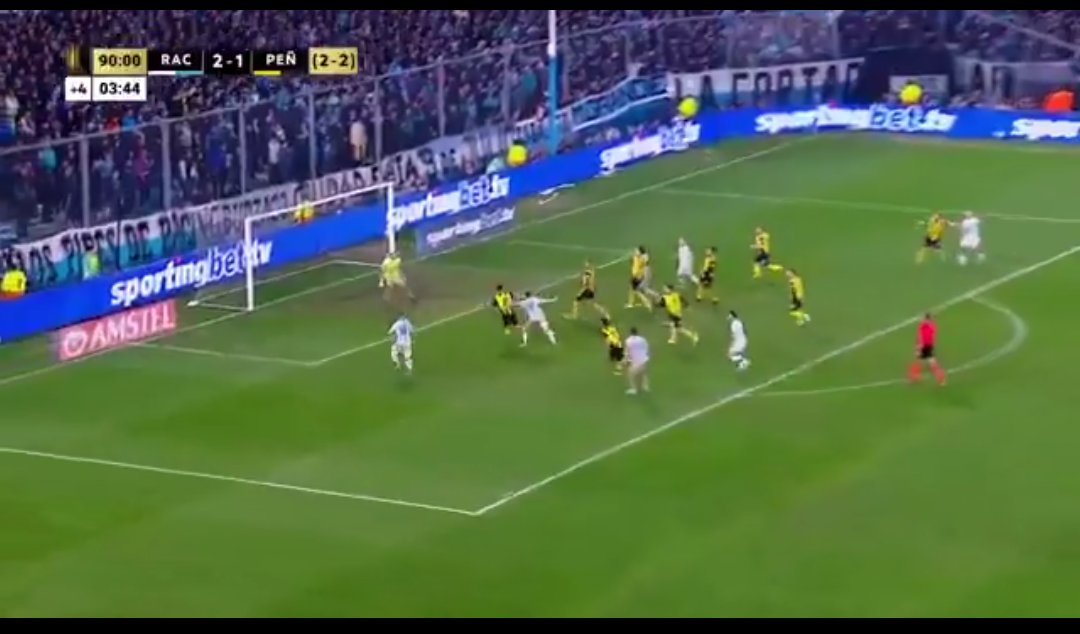 Esto no puede pasar en los descuentos, 9 jugadores de Peñarol + el arquero, contra 6 de Racing, y que entre sólo  un rival a cabecear. Esto es una distracción inexplicable que cuesta una eliminación.