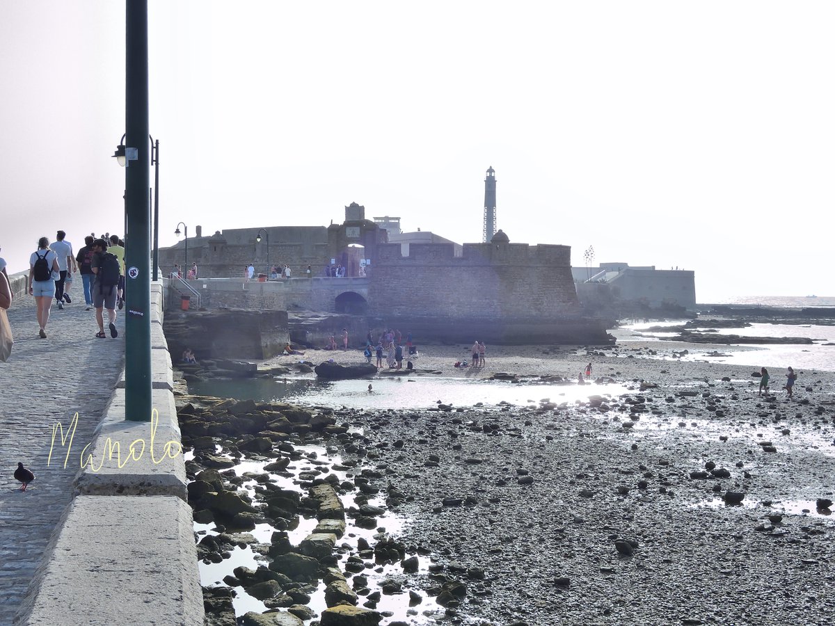 Paseando, hacia El Castillo de San Sebastián. #cadiz