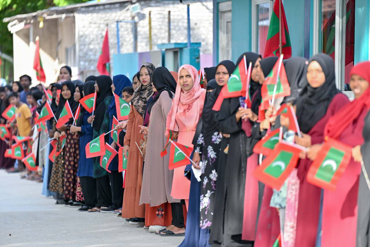 The President's Office (@presidencymv) on Twitter photo President Dr <a href="/MMuizzu/">Dr Mohamed Muizzu</a> arrives in AA. Bodufolhudhoo as part of his visit to Alifu Alifu Atoll. He was warmly welcomed by the island community.
#RayyithunGaathah #AlifuAlifuVisit President Dr <a href="/MMuizzu/">Dr Mohamed Muizzu</a> arrives in AA. Bodufolhudhoo as part of his visit to Alifu Alifu Atoll. He was warmly welcomed by the island community.
#RayyithunGaathah #AlifuAlifuVisit