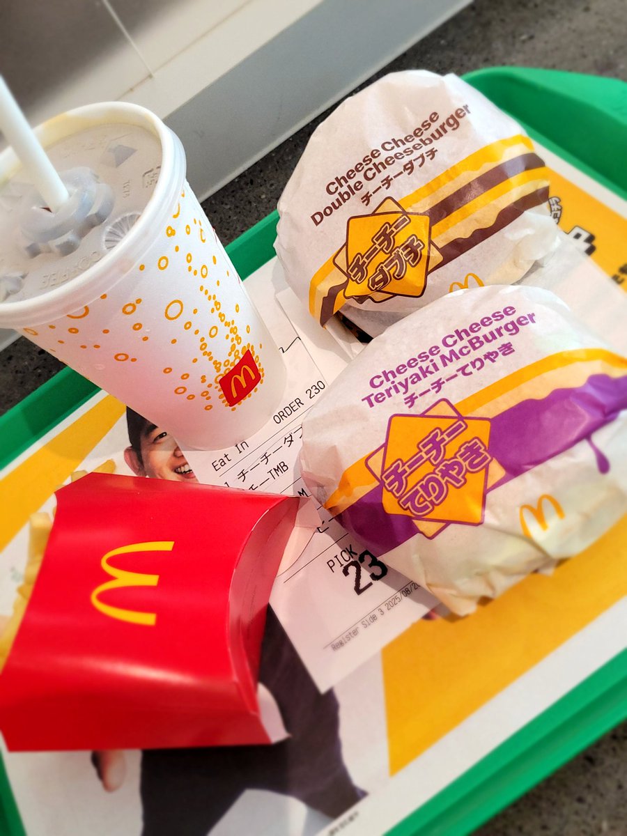 jealous7's tweet image. 今季初LUNA チーチー制覇🍔🍔✨🎶✨
チーチー🍔てりやきの方をいただきました😋🍴💕チーチー🍔ダブチはおみやげに~15分待ち🫢

店頭オーダーカウンター上でチラッとLUNA CHEEロックバンド映像も流れるも…瞬間過ぎて撮れず。二階席何列もあるカウンター埋まり混み〃

#LUNASEA 
#LUNACHEE 
#macdonalds