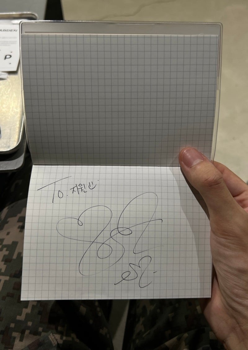 💬: I want to show off NCT #Taeyong's autograph ^^🌹
Since this is related to military security, I can't share the details, but somehow our duty stations overlapped for a moment, so I got to meet him.
He was really kind and handsome 

cr. 지원