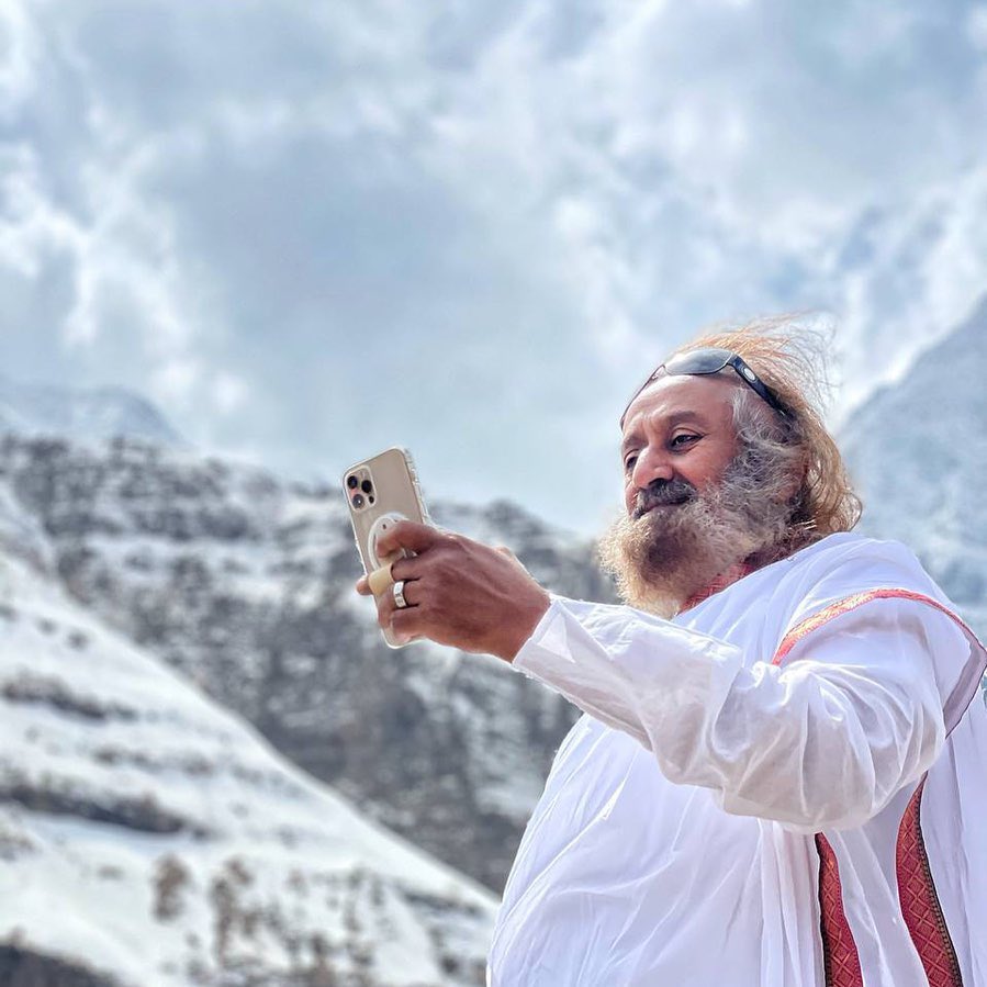 Breath Wisdom Grace (BWG) (@breathwgrace) on Twitter photo ❓✨ Did you know?
Almost every tweet on <a href="/Gurudev/">Gurudev Sri Sri Ravi Shankar</a>’s handle is written by Him directly 🙏
Let’s ensure His wisdom 📜💡 reaches millions 🌍✨
🚩 Join the Twitter Soldiers WhatsApp group:
👉 chat.whatsapp.com/CihIe1FN0MrK1G…
Initiative by <a href="/BreathWGrace/">Breath Wisdom Grace (BWG)</a>
#JaiGurudev 🙏 #Seva ⚔️ ❓✨ Did you know?
Almost every tweet on <a href="/Gurudev/">Gurudev Sri Sri Ravi Shankar</a>’s handle is written by Him directly 🙏
Let’s ensure His wisdom 📜💡 reaches millions 🌍✨
🚩 Join the Twitter Soldiers WhatsApp group:
👉 chat.whatsapp.com/CihIe1FN0MrK1G…
Initiative by <a href="/BreathWGrace/">Breath Wisdom Grace (BWG)</a>
#JaiGurudev 🙏 #Seva ⚔️
