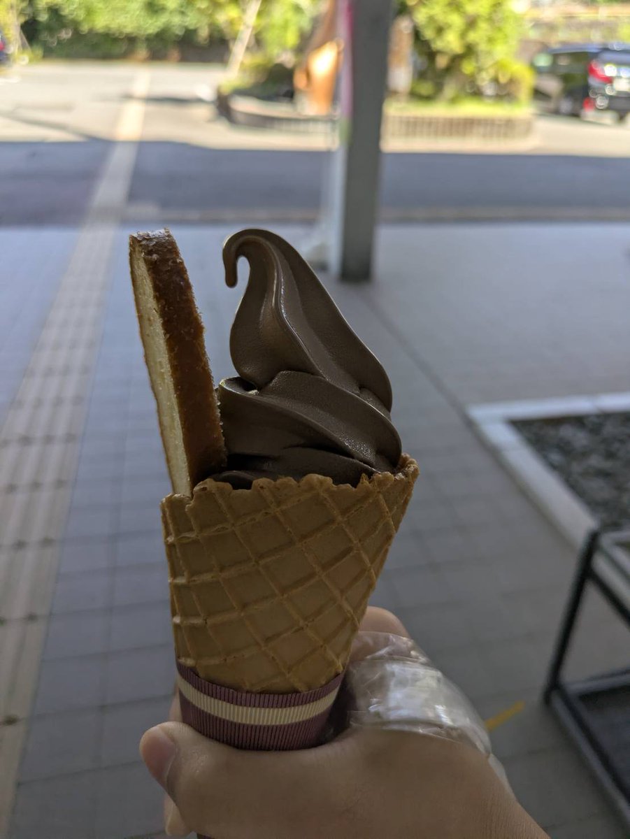 railgun_j's tweet photo. 久しぶりに家族で旅行です👍
県内だけど意外と時間かかってる!
途中でアイス食べて行く👍 https://t.co/rq7zlXGE4x