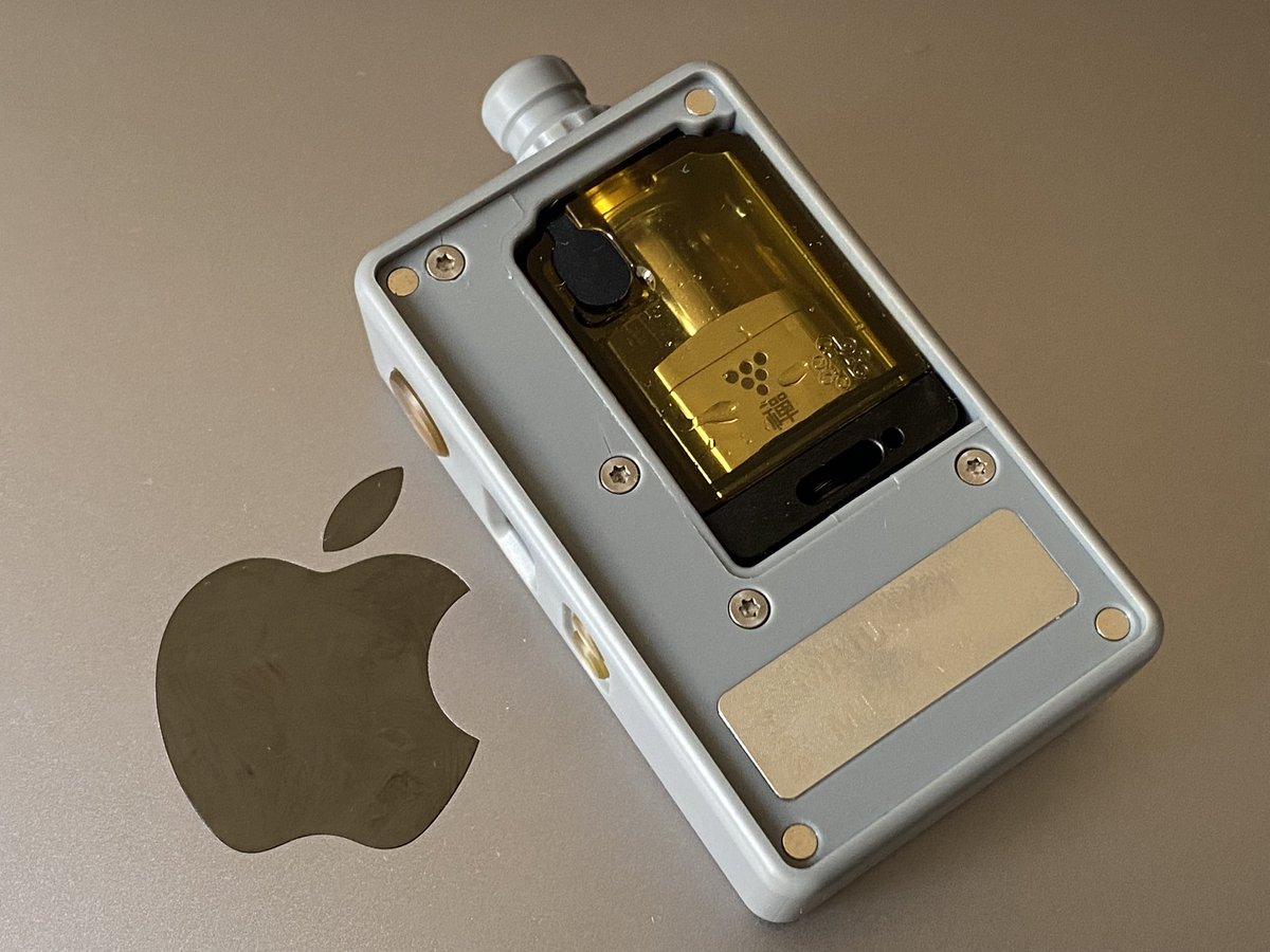 CTHRAG_YASKA's tweet image. #VandyVape の #NovaAIO、とても小さくて気に入ったので、似たような小型BOROタンクmodを入手。

#MechVape の #BM40、温度管理モードもあるのね！付け替え用のボタンも取り付け。ちょっとヒビ入れちゃったかな……_(:3 」∠)_

ボタンもBOROタンクも、ウルテム色。ちょっと個性が出せたかな？

#vape