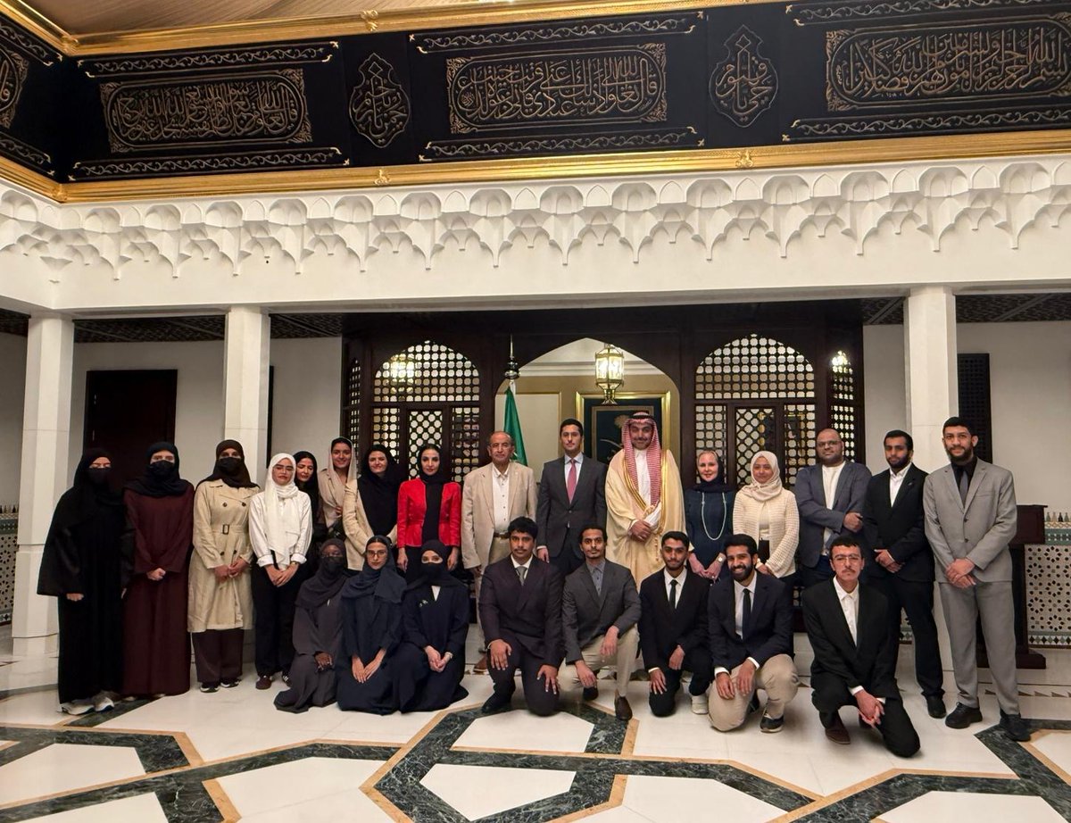 التقى 40 طالبا من برامج #أكاديمية_كاوست الصيفية بالقائم بالأعمال بندر السديري في زيارة لسفارة المملكة في لندن <a href="/SaudiEmbassyUK/">Saudi Embassy UK</a> لعرض أبحاثهم في الطاقة المتجددة، الذكاء الاصطناعي، والمعلوماتية الحيوية بدَعم من: مؤسسة العقيل الخيرية <a href="/ntdpsa/">البرنامج الوطني لتنمية تقنية المعلومات</a> @hcdp_sa⁩ <a href="/WEnergy_sa/">Women and Energy</a> <a href="/kacaresaudi/">مدينة الملك عبدالله للطاقة الذرية والمتجددة</a>.