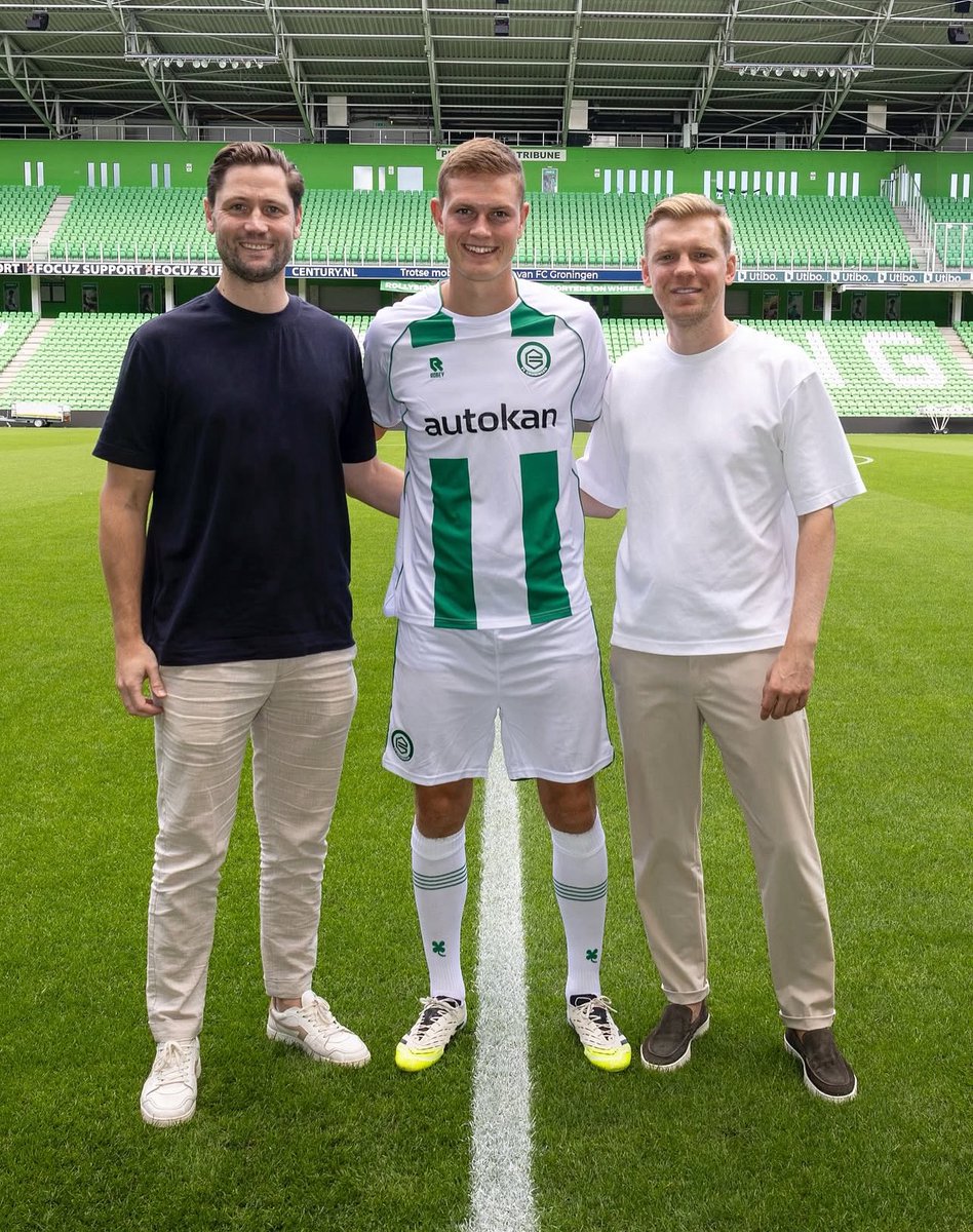 ⬜️🟩 Dutch football agents Bas Schothorst and Aron Klaassen, from Essel Sports Management, alongside Dies Jans after finalizing his loan move to FC Groningen. ✅🧳🇳🇱

📸 @esselsports