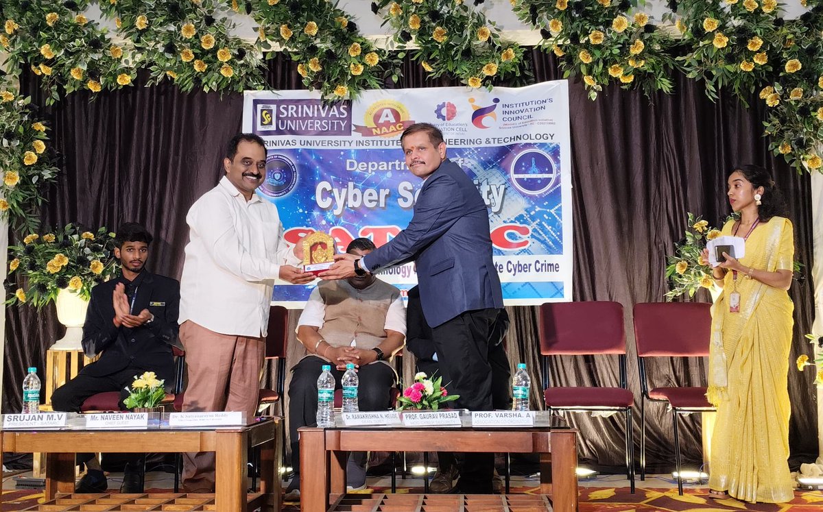 SUIET_Mukka's tweet image. Prof. Varsha A (Faculty Coordinator #SATARC), Srujan M V (President, SATARC), Sujana J (Secretary), Bhargavi (Vice President), Ardra (Treasurer), Arjun (Sports Cordinator), Sanjana (Cultural Cordinator) were present.
Mr Srujan delivered the welcome address.
#SUIETMukka #CSCF 3/n