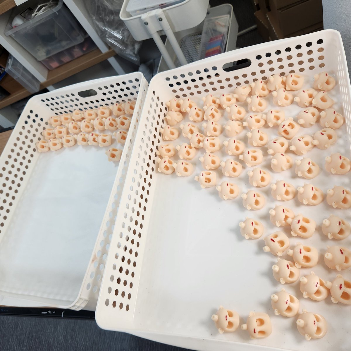 열심히 마레카툰 만드는 중!
얼굴에 입술 눈썹을 수작업으로 한땀한땀 
👀👄✍️