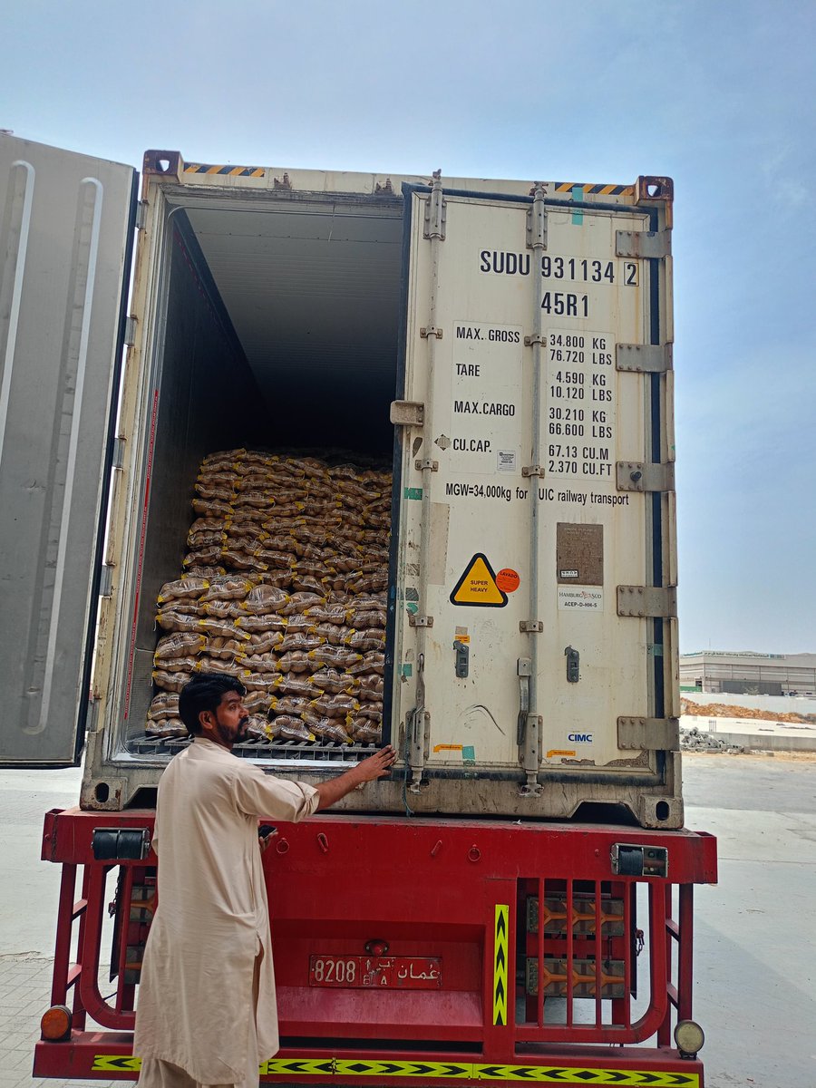 LlcJamil's tweet image. 🚢🥔 Fresh Arrival in Oman!
Muhammad Jamil Zafar Trading proudly presents a new container of premium Pakistani potatoes – fresh, clean &amp;amp; ready for market. 🌍✨
📍 Oman | 📞 Contact us for wholesale &amp;amp; retail orders.
#PakistaniPotatoes #FreshArrival #Oman #MuhammadJamilZafarTrading