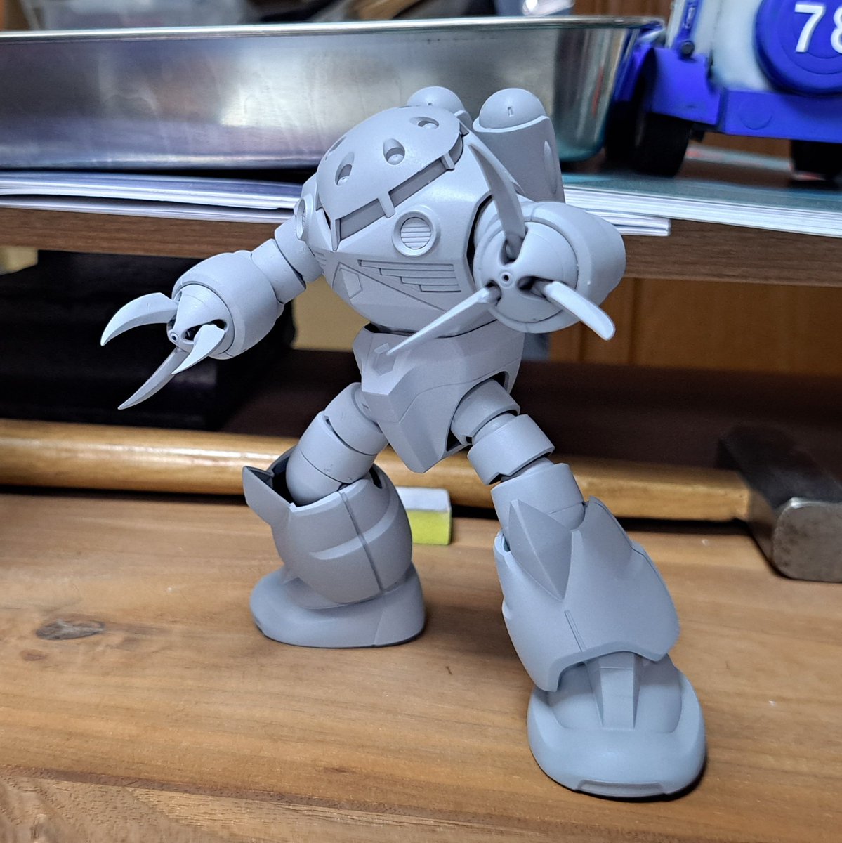 1/144 HGズゴック
爪を削って尖らせて胴体の合わせ目消してサフ吹き。

まぁ、古い&amp;安いキットなのであまり手を入れても…とか思うのでさっさと塗装に入りますが、手持ちで合う色有るかな？青系はWWⅡのアメリカ海軍の機体色辺りしか無いが…。