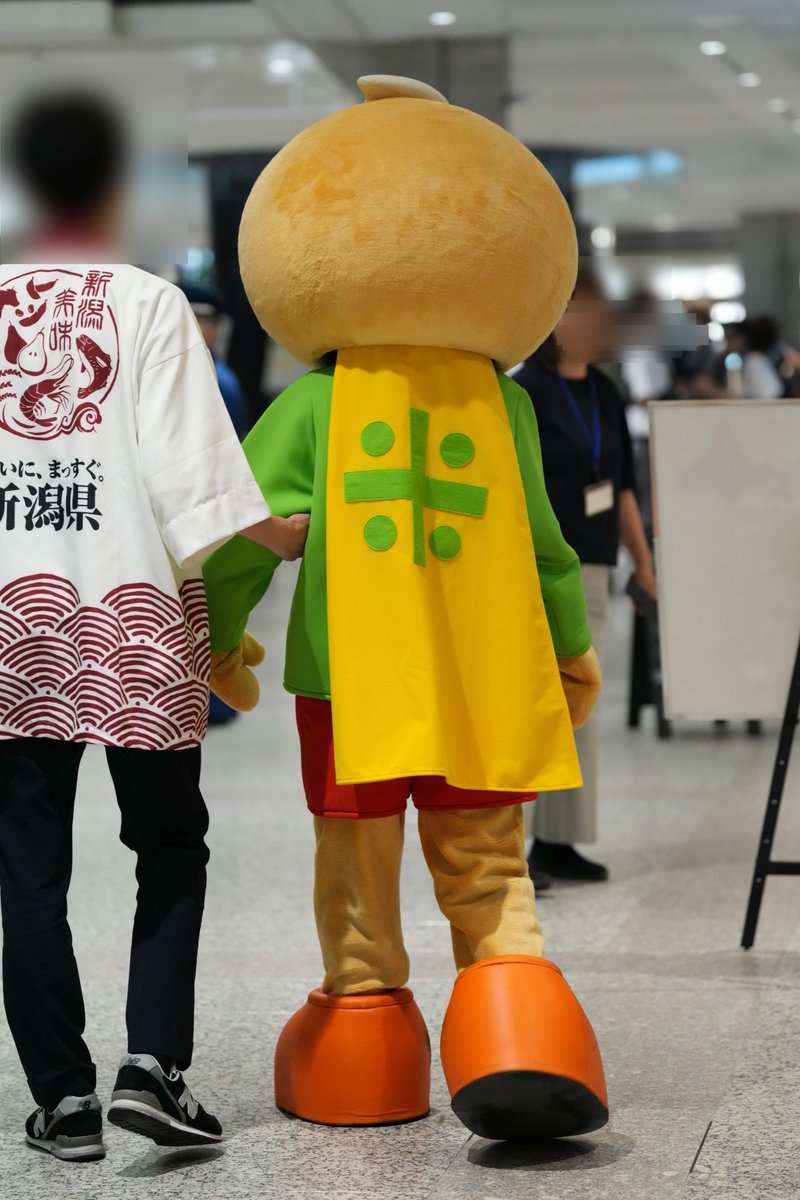 米粉PRキャラクター「コメパンマン」ちゃん、はじめまして！
やなせたかしさんデザインの、米粉のヒーロー！
米粉でつくられたパンの美味しさを普及するために、どこにでも急いで飛んでいくのだとか…
#全国観光PRコーナー #コメパンマン #新潟県