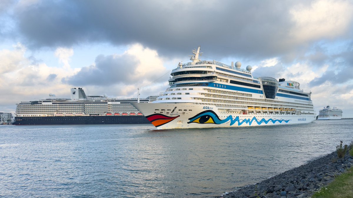 Rostock_Heute's tweet photo. #Kreuzfahrtschiff-#Dreifachanlauf in #Rostock-#Warnemünde: #Rotterdam, #Aidamar und #VikingSky https://t.co/f3UcI8njTz