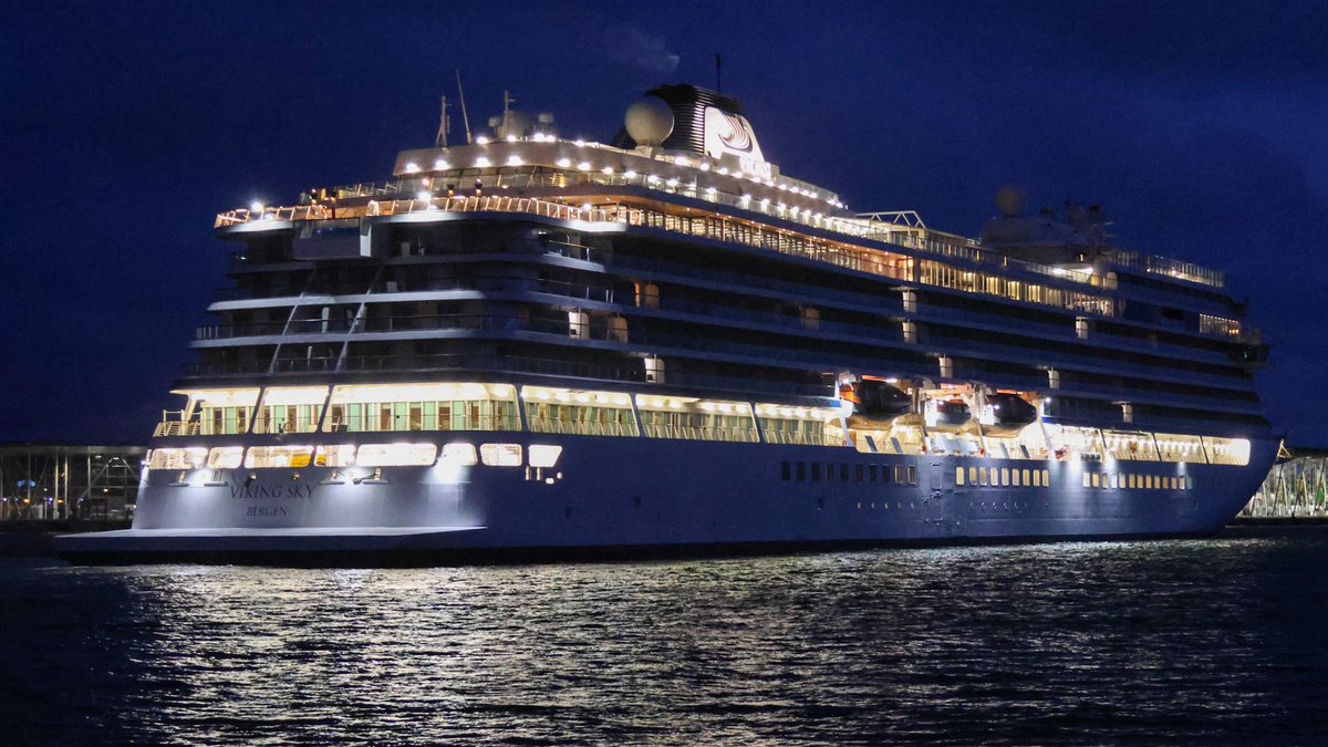 Rostock_Heute's tweet photo. #Kreuzfahrtschiff-#Dreifachanlauf in #Rostock-#Warnemünde: #Rotterdam, #Aidamar und #VikingSky https://t.co/f3UcI8njTz