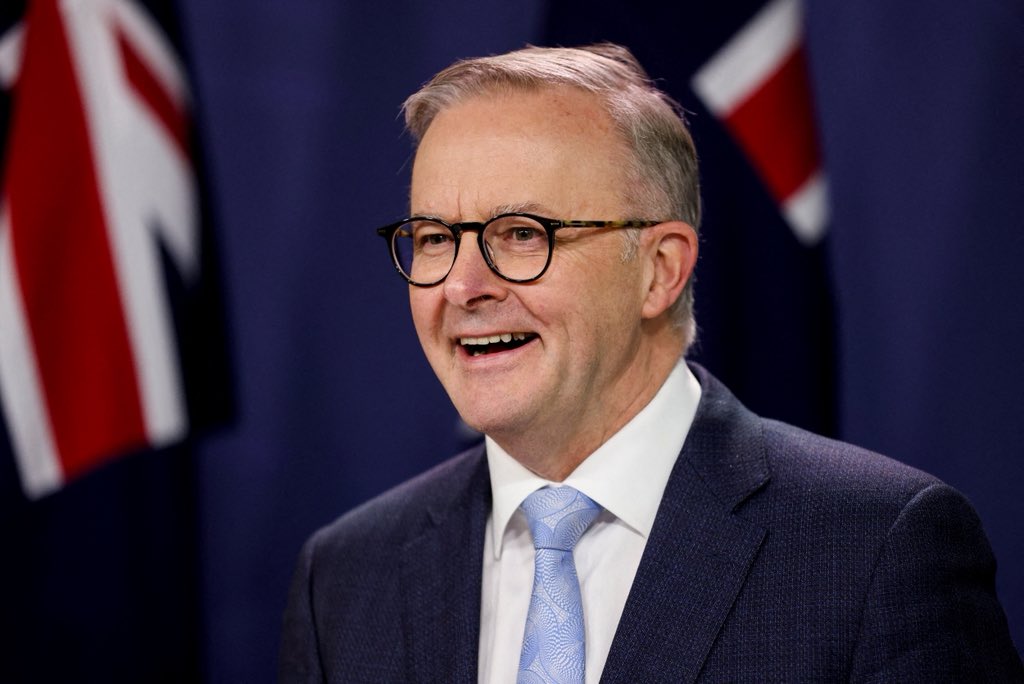 nazribiztalk's tweet photo. Netanyahu marah dengan PM Australia Anthony Albanese, kata dia “pengkhianat Israel” dan akan diingati sebagai “ahli politik lemah”. 

Semua ni meletup sebab Australia umum nak ikut jejak UK, Perancis dan Kanada mengiktiraf negara Palestin. 

Lagi pedas, Australia siap halang ahli politik sayap kanan Israel masuk negara, lepas tu Israel balas dendam dengan tarik balik visa wakil Australia ke Palestin.

Dekat sini nampak dua benda; satu, Israel memang tengah defensive habis bila makin ramai negara Barat dah berani sokong Palestin. 

Dua, Australia dengan Albanese tak heran pun, siap jawab “aku tak ambik personal, aku layan semua pemimpin luar dengan hormat”. 

Menteri imigresen Australia pulak sempat sindir, kata kekuatan bukan ukur berapa ramai orang kau boleh bom atau biar kebuluran. Memang makan dalam tu.

Ironinya, dalam Israel sendiri pun ada yang kata tindakan Netanyahu ni sebenarnya bagi “gift” dekat Albanese, sebab lawan dengan Netanyahu sekarang ibarat naik saham politik percuma. 

Tambah pulak rekod dunia dah jelas, lebih 62 ribu orang dah terbunuh sejak perang bermula, benda ni buat lebih ramai simpati kat Palestin. 

Jadi makin ramai negara angkat tangan kata “kami sokong Palestin”, Netanyahu pulak makin marah sampai hilang kawalan.