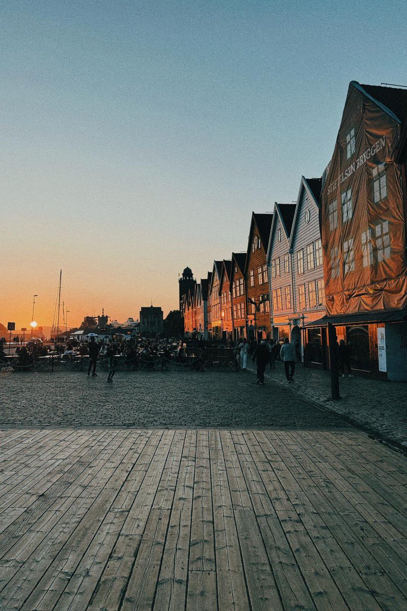 Val on the Moon tweet media