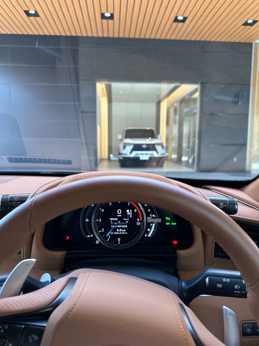 LEXUS_SixtyFive's tweet photo. ガチャで引けたのは、レクサスLCのコンバーチブルでした！
グラファイトブラックGFとオーカーの組み合わせが高貴さをより高めています👑

GXに見守られながら出発です！
借り物なので、いつも以上に気をつけてドライブを💦 https://t.co/f2c101XKzW