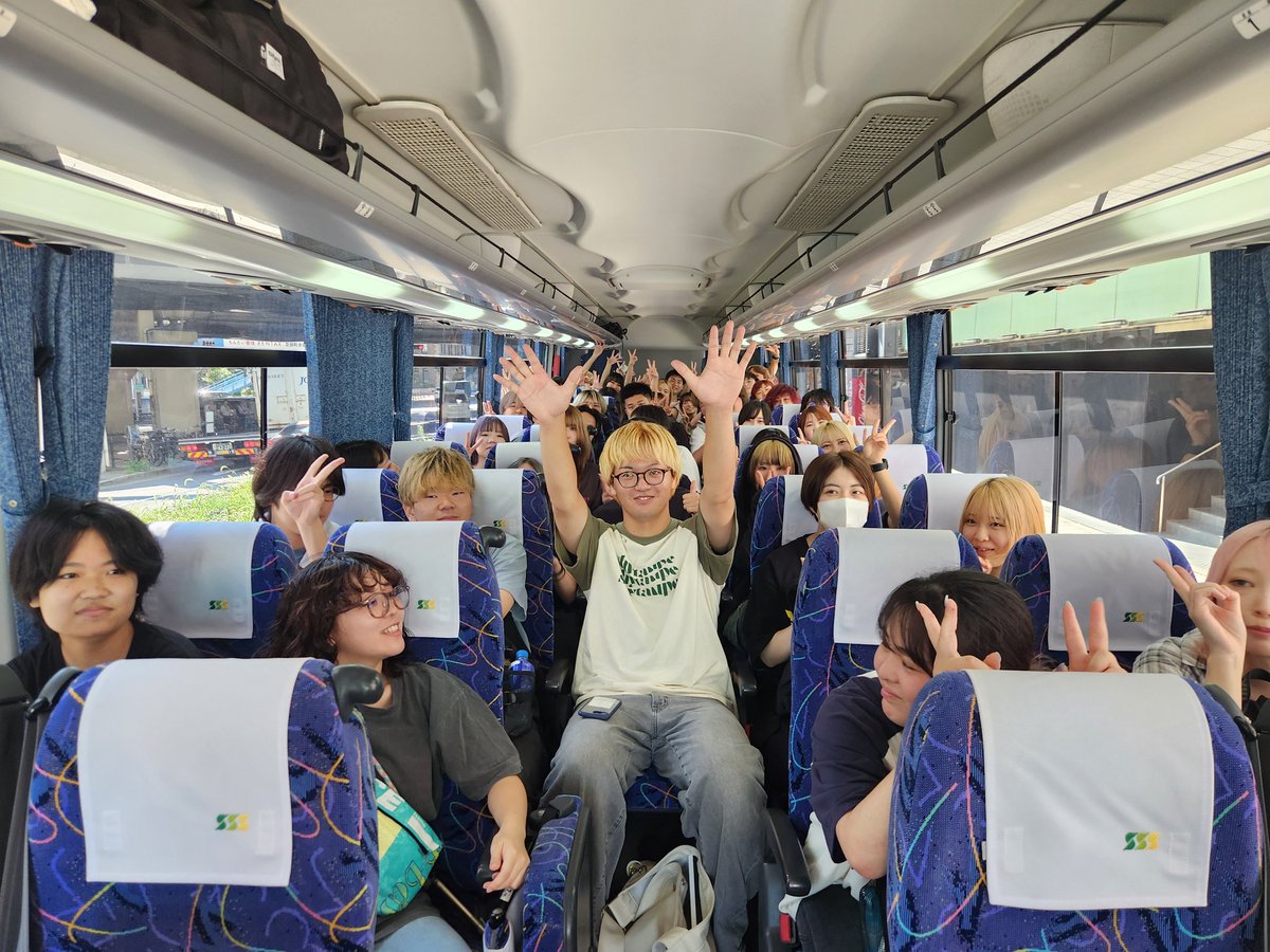 今週末8月23.24日に開催されるMONSTER baSH 2025に学生がスタッフとして参加します✨
一足先に香川県に向け出発しました🚌💨
みんな頑張ってきてねー！！！