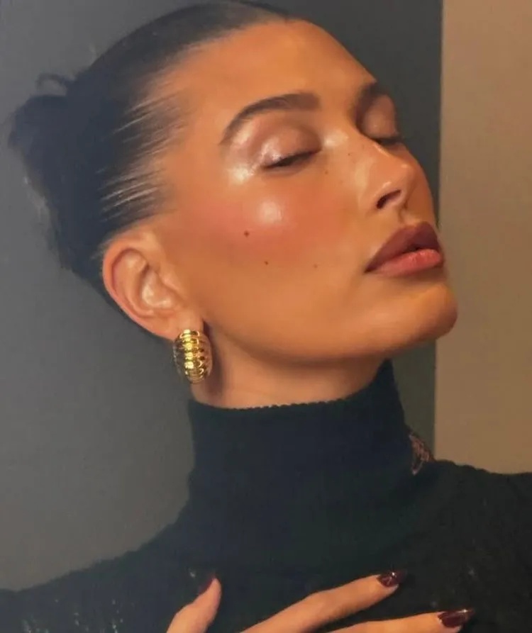 The top 25 most anticipated makeup looks ever by Hailey Bieber
All you need are a few glow-giving products on your vanity and that Hailey Bieber-like verve to treat your skin like a temple. 

Read more prestigeonline.com/id/beauty-well…