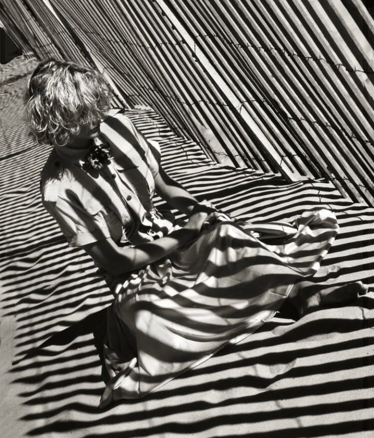 Lisa Kauffmann 
Santa Monica Beach 

©️Albert Watson _ 1987 _