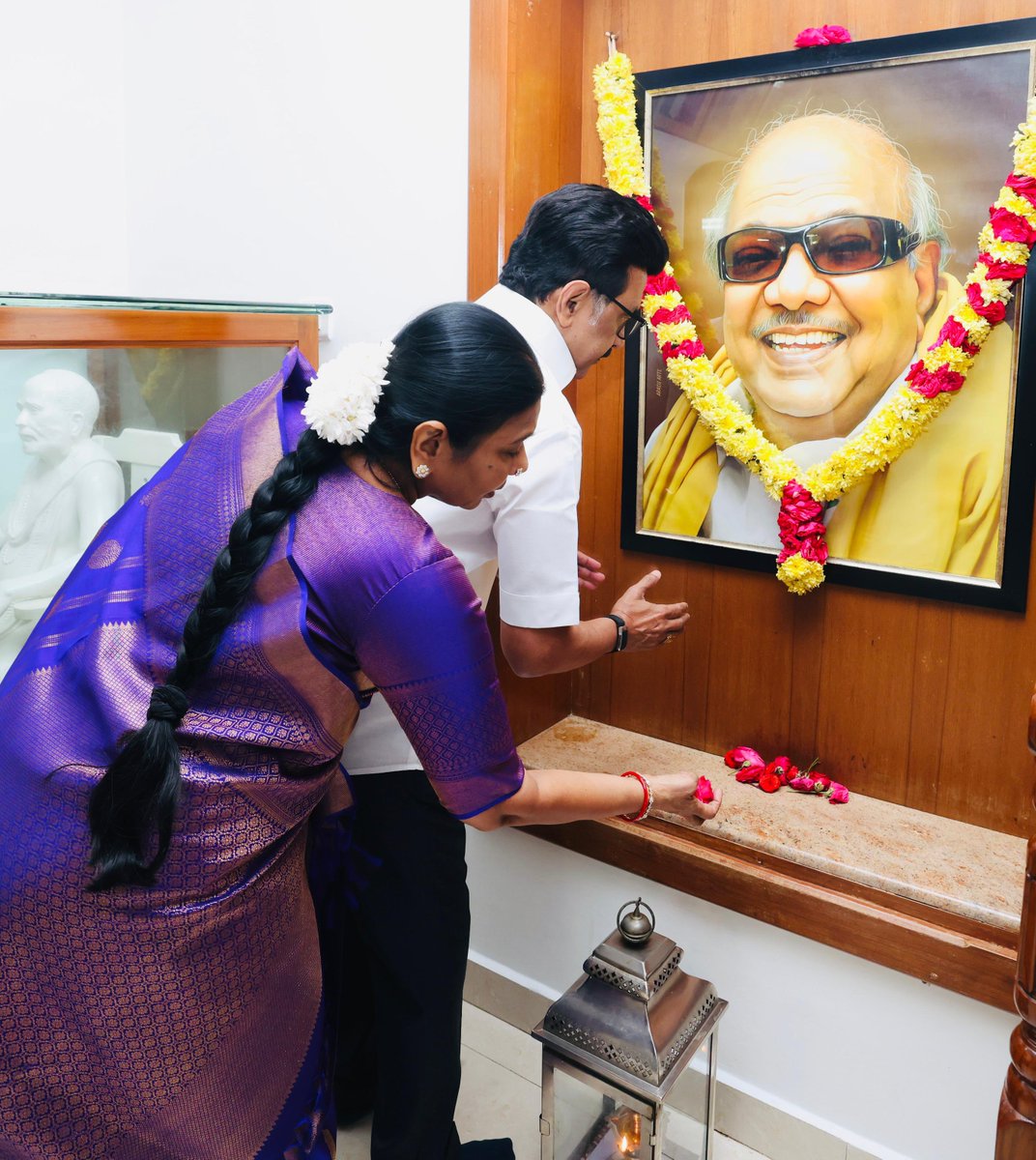 mkstalin's tweet image. அரைநூற்றாண்டாக என் வாழ்வின் துணையாக - என்னில் பாதியாக துர்கா அவர்கள் நுழைந்து, தன்னுடைய அன்பால் மணவாழ்வை மனநிறைவான வாழ்க்கையாக அளித்துள்ளார்!

அவர் மீதான அளவற்ற அன்பே என் நன்றி!

எதிர்பார்ப்புகளற்ற அன்பும் - விட்டுக்கொடுத்தலும் இல்வாழ்வை நல்வாழ்வாக்கும் என இளைய தலைமுறையினருக்குச்…