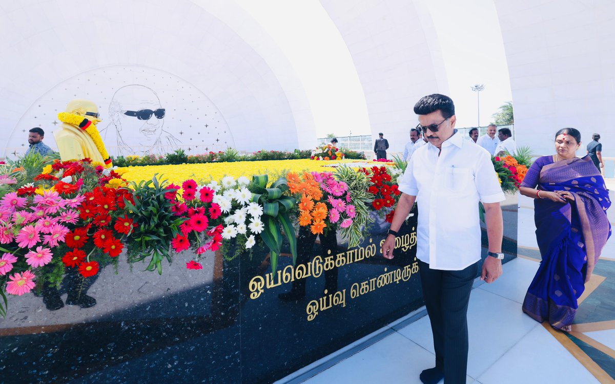 அரைநூற்றாண்டாக என் வாழ்வின் துணையாக - என்னில் பாதியாக துர்கா அவர்கள் நுழைந்து, தன்னுடைய அன்பால் மணவாழ்வை மனநிறைவான வாழ்க்கையாக அளித்துள்ளார்!

அவர் மீதான அளவற்ற அன்பே என் நன்றி!

எதிர்பார்ப்புகளற்ற அன்பும் - விட்டுக்கொடுத்தலும் இல்வாழ்வை நல்வாழ்வாக்கும் என இளைய தலைமுறையினருக்குச்