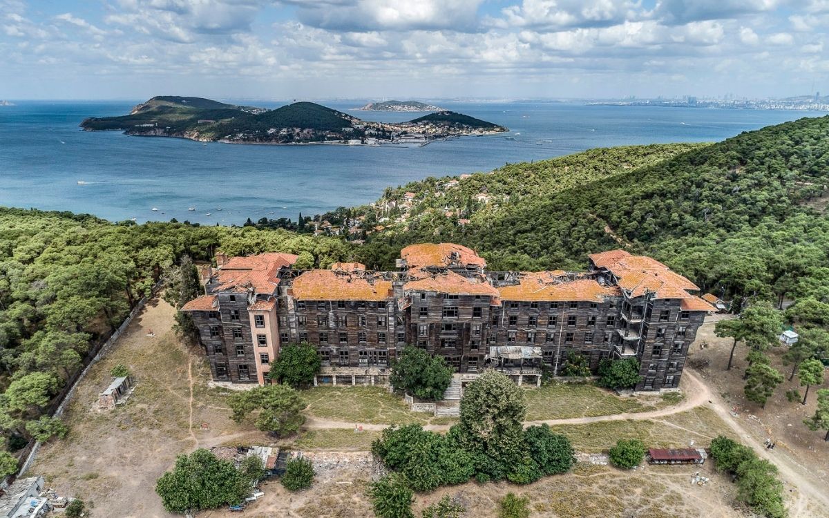 bianet_org's tweet photo. Büyükada Rum Yetimhanesi yıkım tehdidi altında: Ortak vicdanımızın sınavı

Adalar Hepimizin, Europa Nostra temsilcisi İlhan Nebioğlu, Dünya Mirası Adalar Ekoloji ve Kültür Derneği ve Gündüz Vassaf Patrikhane’ye ve yetkili makamlara çağrı yaptı. 

https://t.co/jblKXaa0pN https://t.co/qsR49jmCU5