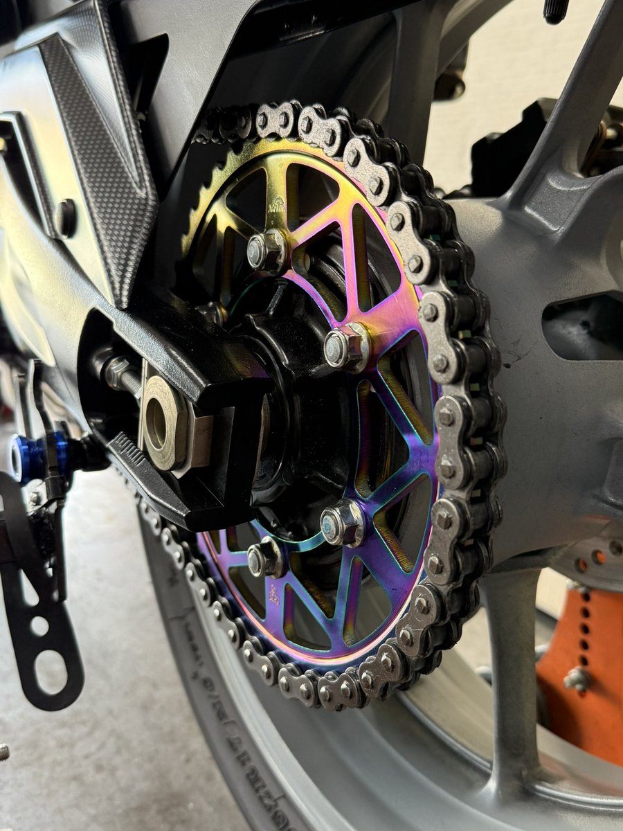 amuse_across's tweet image. いつもお世話になっておりますお客様の愛車 #gsx8r に #xam さんのタフライトスチールのスプロケットをビジュアルと機能性UPを目的で交換しました！47Tから45Tにハイギヤード化してのお取付け👍走行中のギヤ選択がEASYになり効果が体感出来たとのこと😄

おすすめのカスタムです👌