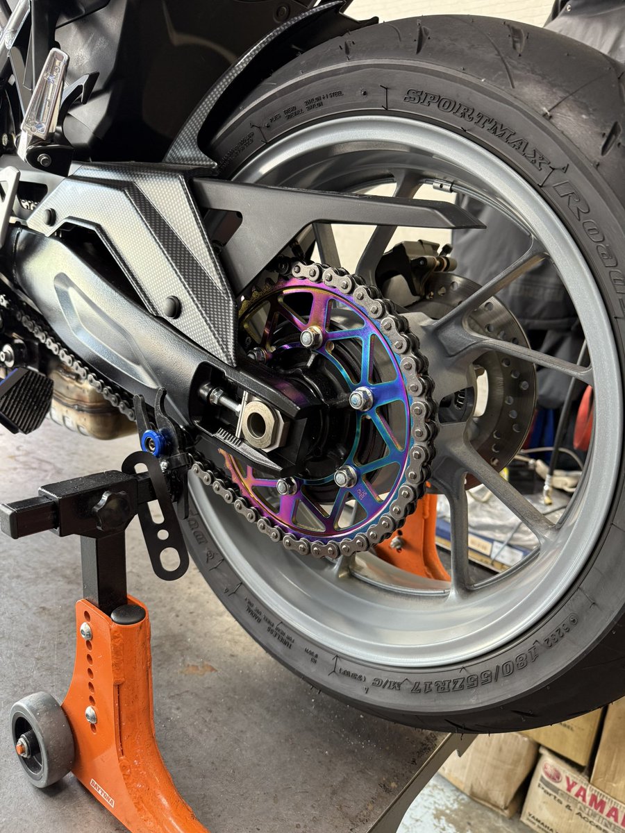 amuse_across's tweet image. いつもお世話になっておりますお客様の愛車 #gsx8r に #xam さんのタフライトスチールのスプロケットをビジュアルと機能性UPを目的で交換しました！47Tから45Tにハイギヤード化してのお取付け👍走行中のギヤ選択がEASYになり効果が体感出来たとのこと😄

おすすめのカスタムです👌