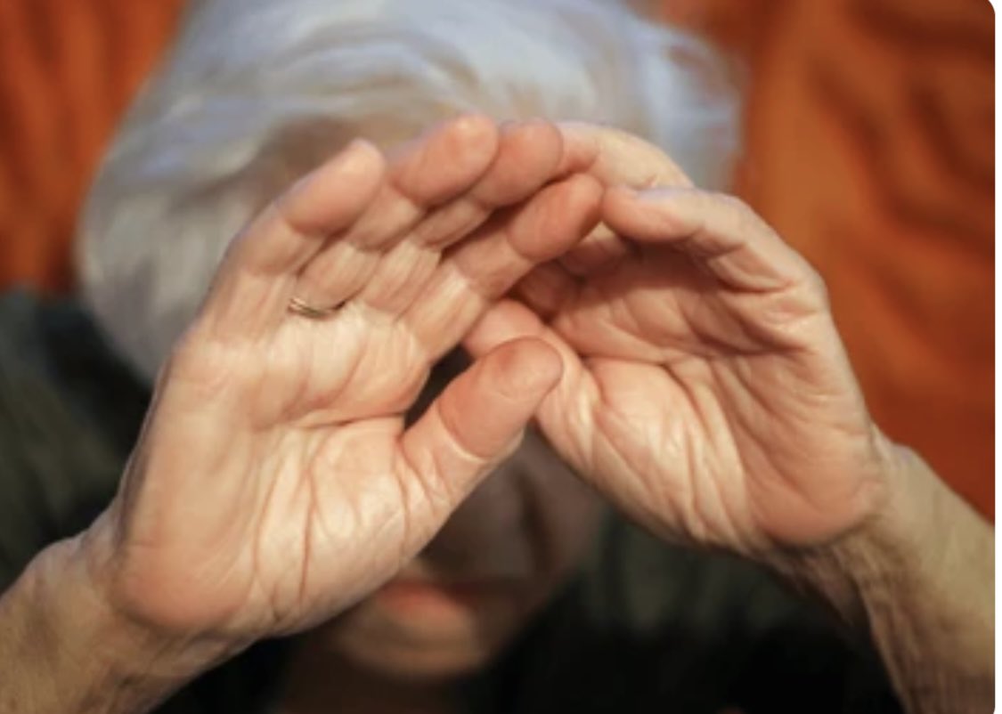 Une femme de …91 ans agressée à #Oullins. Traumatisée à vie.
Et pourtant, notre droit reste indulgent.
👉 Violence sur une personne âgée = peine plancher ferme, incarcération immédiate, sans aménagement possible.
Le mot #prison ferme ne doit plus signifier aménageable, mais