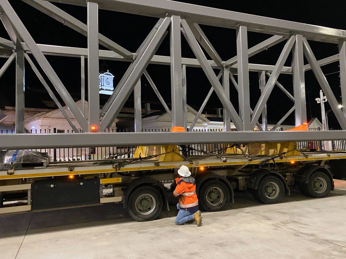 🎁 Special delivery for Ballarat!

👷 Crews worked through the night to take delivery of a 28m steel frame that will form the new pedestrian overpass as part of the Ballarat Station Upgrade.

➡️ Read our latest news item for more: bit.ly/3JhjZK2