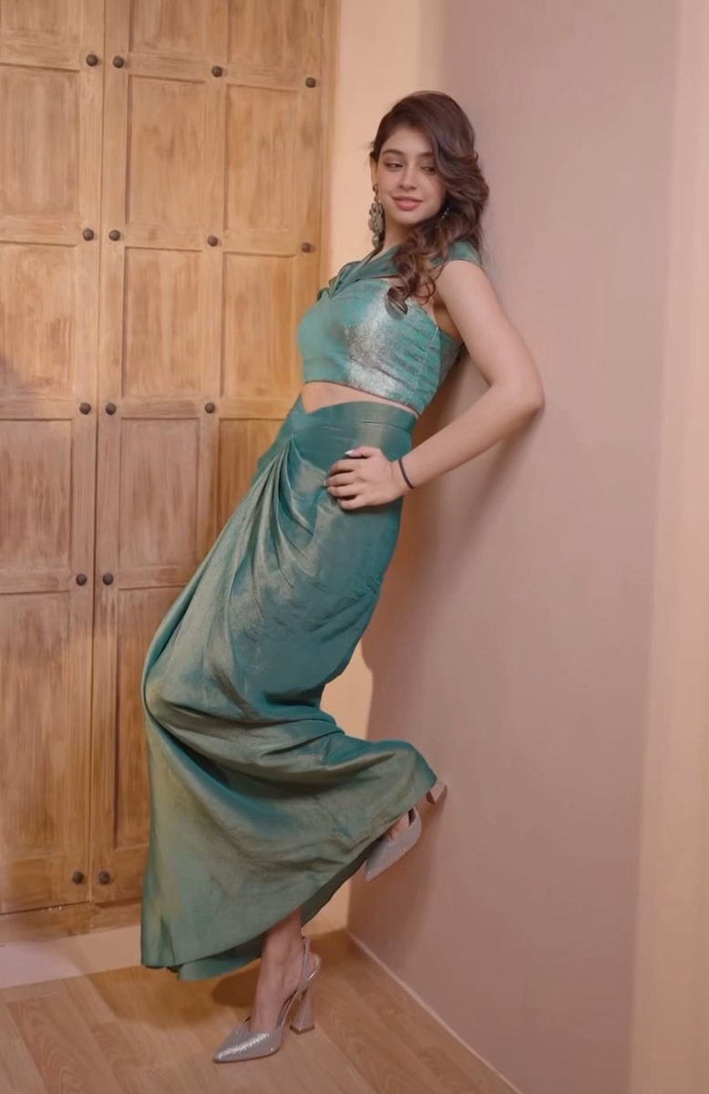 itnisibaat_'s tweet image. who’s gonna tell her that she can post pictures too!😩🦚💚 | #nititaylor