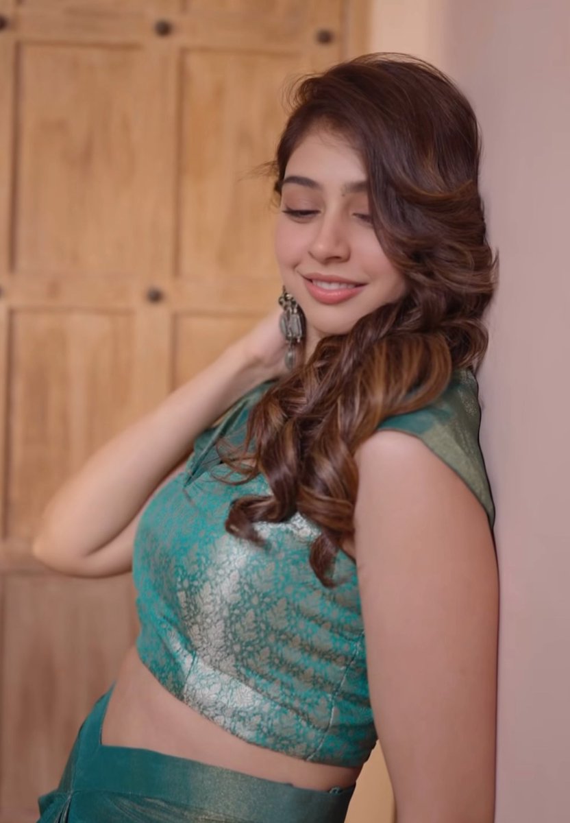 itnisibaat_'s tweet image. who’s gonna tell her that she can post pictures too!😩🦚💚 | #nititaylor