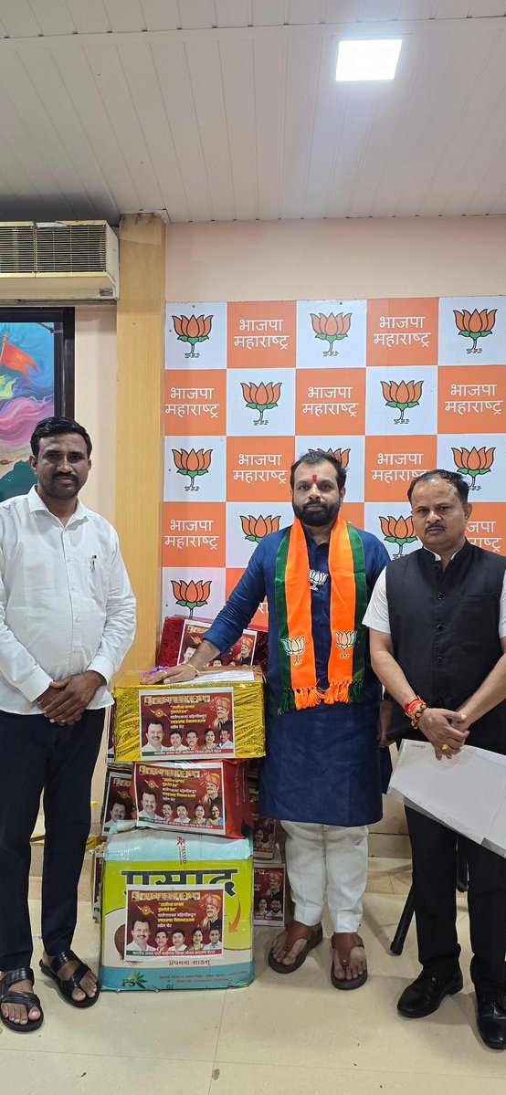 Nilesh Kachave प्रा.निलेश एन.कचवे(मोदीजी का परिवार (@nileshkachave06) on Twitter photo आधुनिक महाराष्ट्राचे निर्माते लोकप्रिय मुख्यमंत्री लाडक्या बहिणींचे <a href="/Dev_Fadnavis/">Devendra Fadnavis</a> (देवाभाऊ) यांना रक्षाबंधन निमित्त मालेगाव जिल्ह्यातून 53000 राख्या बागलाण व मालेगाव बाह्य विधानसभेतून प्रदेशाध्यक्ष आदरणीय <a href="/RaviDadaChavan/">Ravindra Chavan</a> साहेब,मंत्री <a href="/girishdmahajan/">Girish Mahajan</a> भाऊ ,मंत्री <a href="/JaykumarRawal/">Jaykumar Rawal</a> आधुनिक महाराष्ट्राचे निर्माते लोकप्रिय मुख्यमंत्री लाडक्या बहिणींचे <a href="/Dev_Fadnavis/">Devendra Fadnavis</a> (देवाभाऊ) यांना रक्षाबंधन निमित्त मालेगाव जिल्ह्यातून 53000 राख्या बागलाण व मालेगाव बाह्य विधानसभेतून प्रदेशाध्यक्ष आदरणीय <a href="/RaviDadaChavan/">Ravindra Chavan</a> साहेब,मंत्री <a href="/girishdmahajan/">Girish Mahajan</a> भाऊ ,मंत्री <a href="/JaykumarRawal/">Jaykumar Rawal</a>