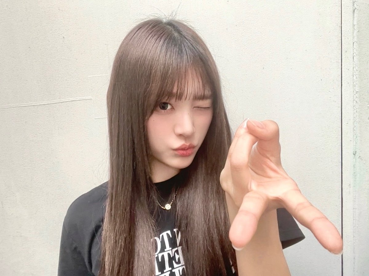 𝙍𝙀𝙎𝘾𝙀𝙉𝙀 𝟐𝐧𝐝 𝐒𝐢𝐧𝐠𝐥𝐞 𝘼𝙡𝙗𝙪𝙢 
<𝘿𝙚𝙖𝙧𝙚𝙨𝙩>

2ショット撮影会📸
明日のポーズ🫧

初日は特別にメンバーソロポーズ
写真が届きました🌱
🩵ミナミ🩵

①アゴあて🫴
②ぷいんぷいん😚
③ギャルピース✌️
3つの中からお選びください💚

#RESCENE #리센느 #リセンヌ
#Dearest #DejaVu