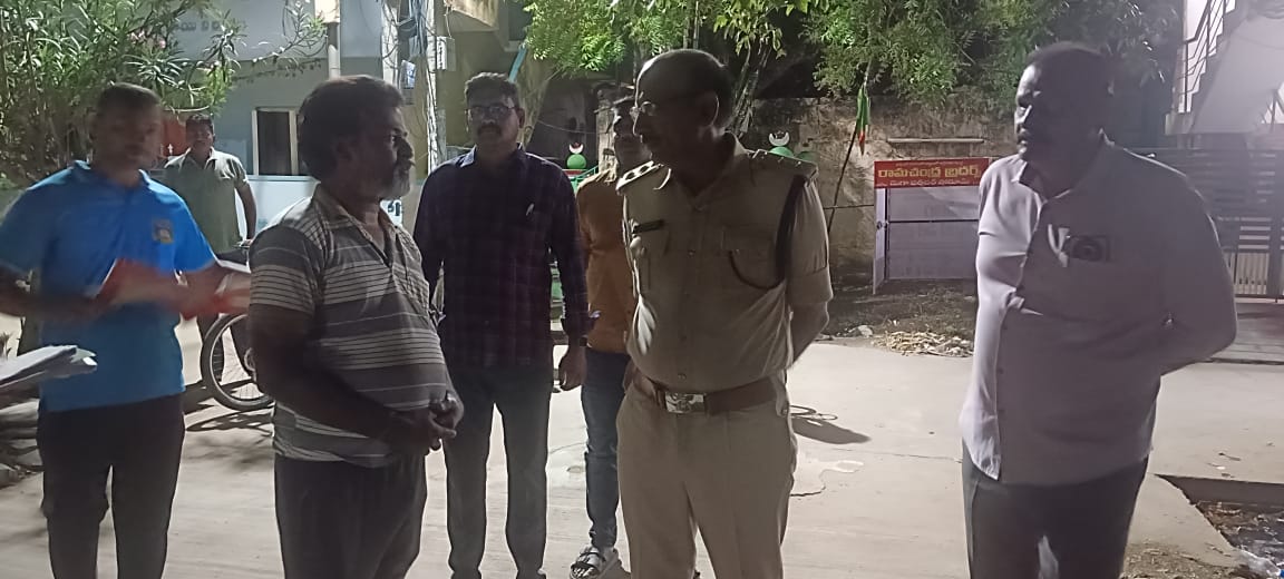 prakasam_police's tweet photo. ఒంగోలు డీఎస్పీ శ్రీ రాయపాటి శ్రీనివాసరావు గారు మైనర్ బాలలకు కౌన్సిలింగ్ ఇచ్చారు.
👉 భవిష్యత్తు బాగుపై దృష్టి పెట్టాలని సూచనలు.
#Counseling #MinorChildren #FutureBuilding #DamodharIPS #PrakasamPolice #AndhraPradeshPolice https://t.co/FwkMlJwkvq