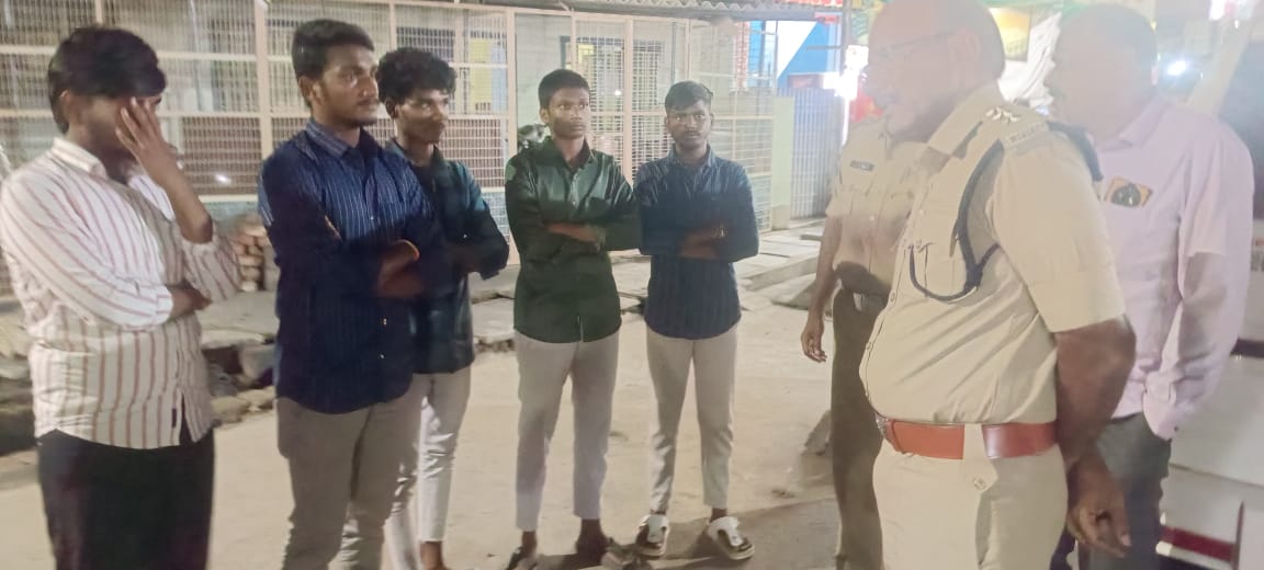 prakasam_police's tweet photo. ఒంగోలు డీఎస్పీ శ్రీ రాయపాటి శ్రీనివాసరావు గారు మైనర్ బాలలకు కౌన్సిలింగ్ ఇచ్చారు.
👉 భవిష్యత్తు బాగుపై దృష్టి పెట్టాలని సూచనలు.
#Counseling #MinorChildren #FutureBuilding #DamodharIPS #PrakasamPolice #AndhraPradeshPolice https://t.co/FwkMlJwkvq