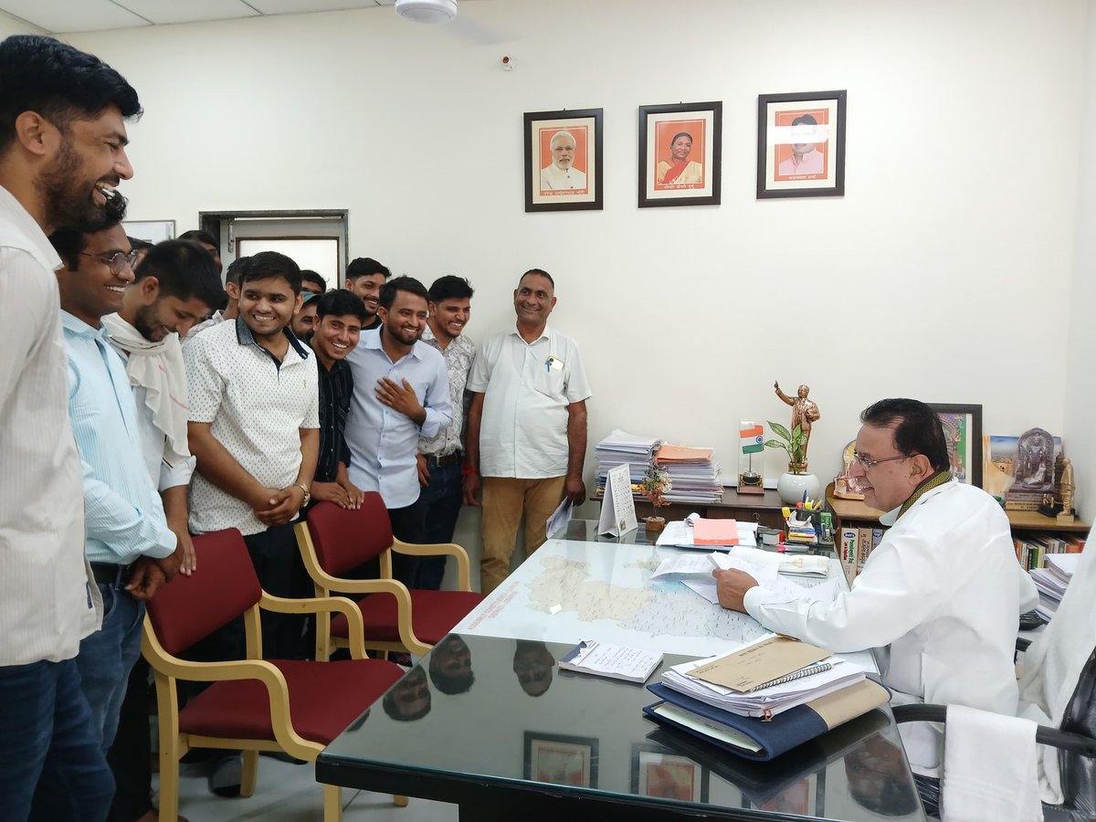 JogarampatelMLA's tweet image. आज जयपुर स्थित राजकीय आवास पर जनसुनवाई के दौरान प्रशासनिक सुधार विभाग LDC भर्ती 2024 के अभ्यर्थियों ने मुलाकात कर जल्द परिणाम जारी करने एवं नियुक्ति संबंधी मांग रखी। 

अभ्यर्थियों की समस्याओं को गंभीरता से सुना एवं त्वरित समाधान हेतु संबंधित अधिकारियों को आवश्यक दिशा-निर्देश दिए।…